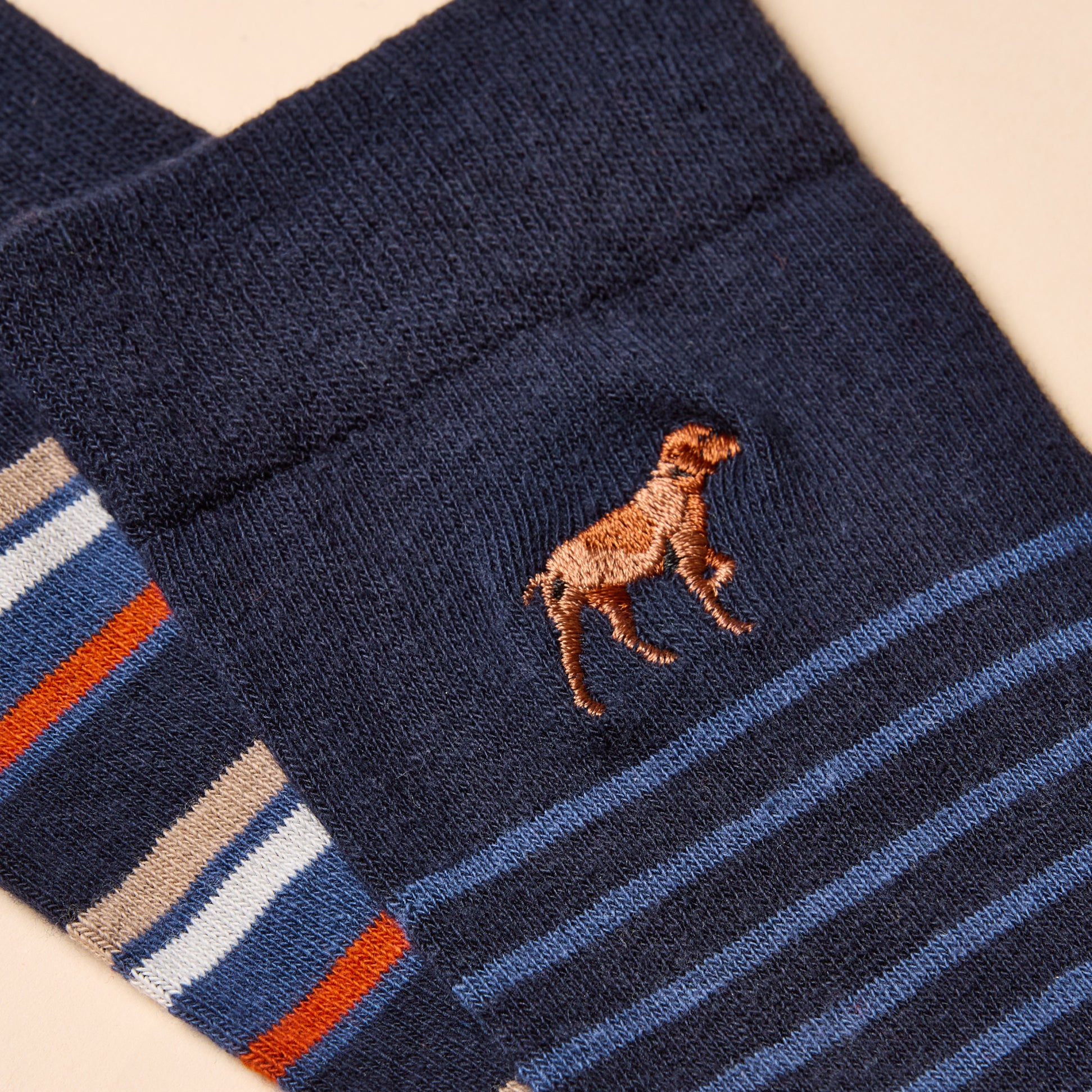 Joules KINGSBURY Mens Socks Navy/Ginger close-up detail view featuring dog embroidery design on dark navy background.