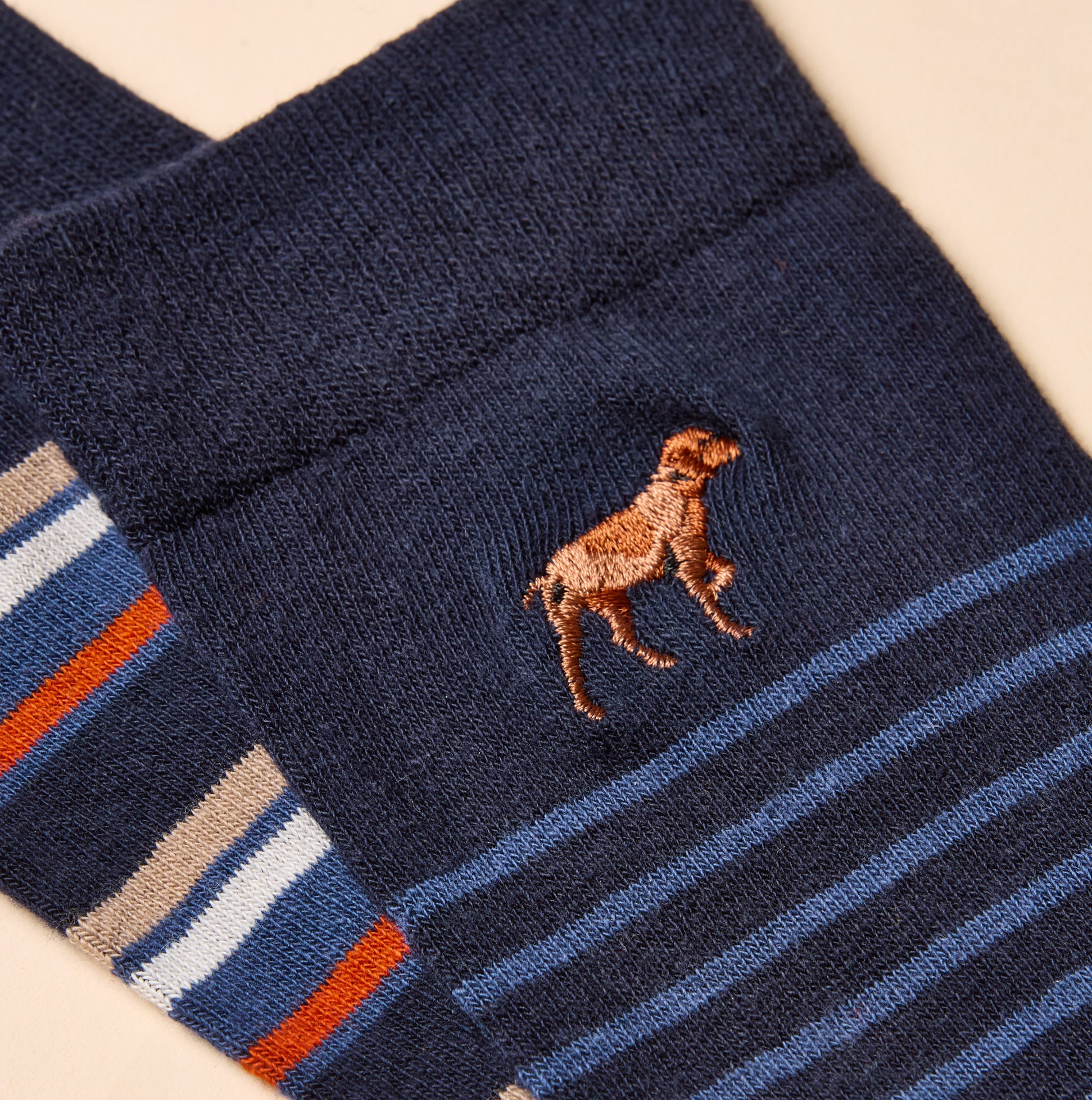 Joules KINGSBURY Mens Socks Navy/Ginger close-up detail view featuring dog embroidery design on dark navy background.