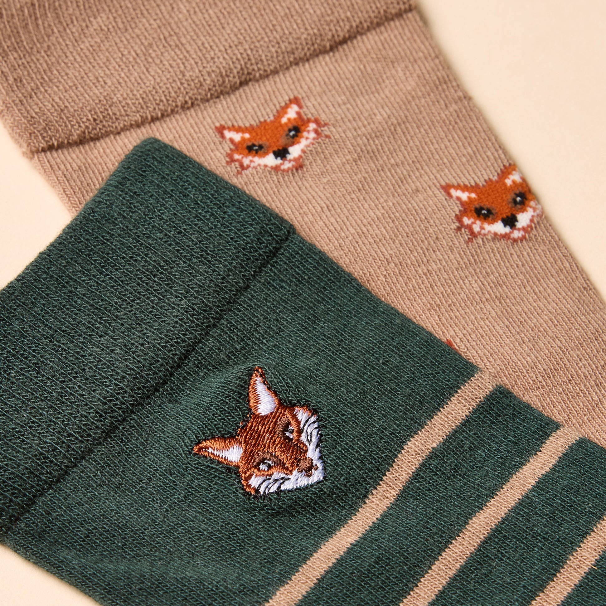 Joules KINGSBURY Mens Socks Green/Orange detail view showing fox designs and color contrast.