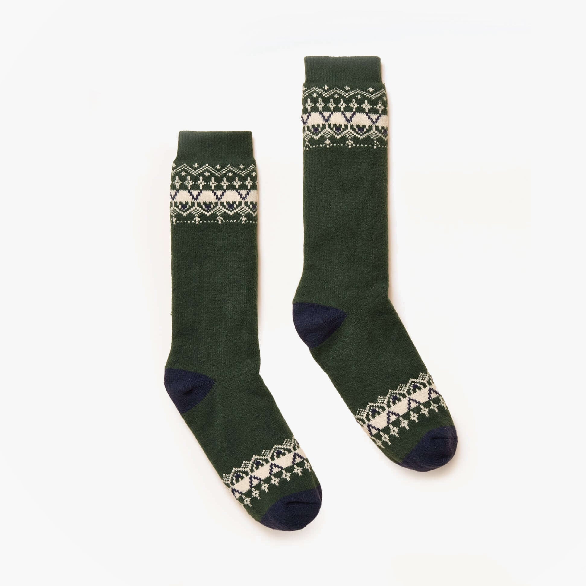 Joules CHALET Mens Socks Green front view showcasing a knitted design with patterned cuffs and dark blue accents.