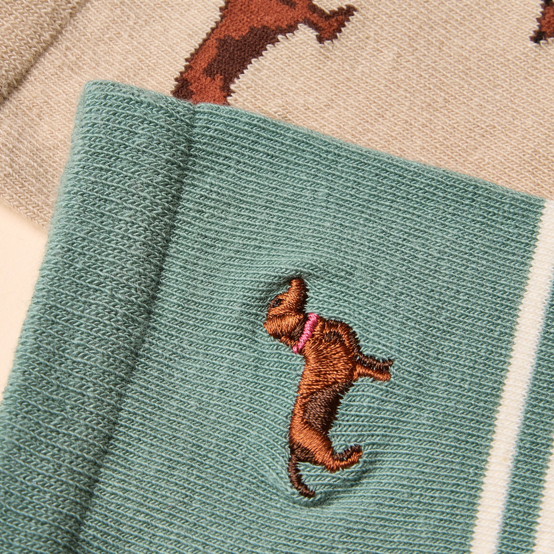 Joules EVERYDAY Womens Socks Khaki/Cream detail view showcasing dog embroidery on teal sock.