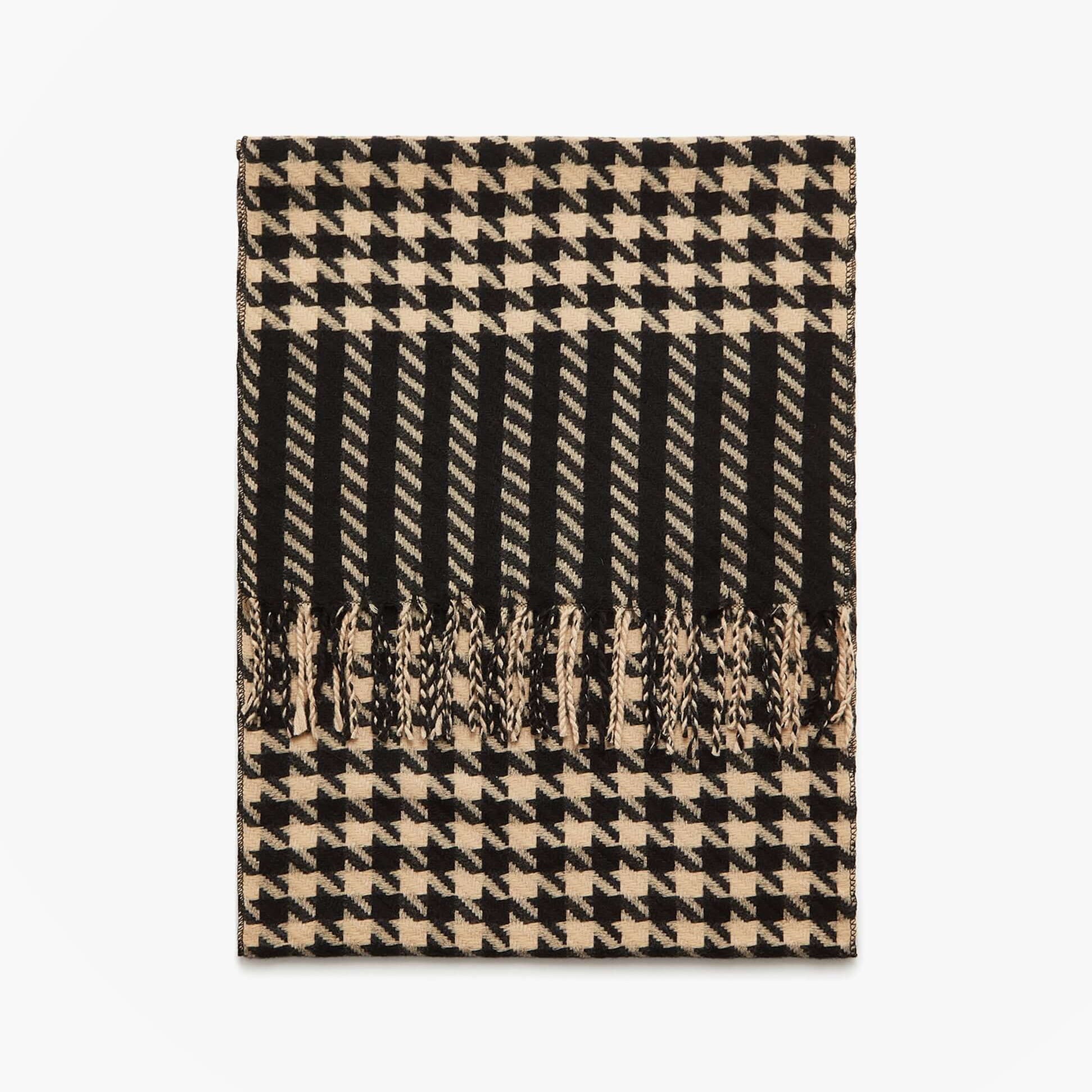 Joules LANGTREE Womens Winter Black/Tan front view of the scarf featuring houndstooth pattern and fringes.
