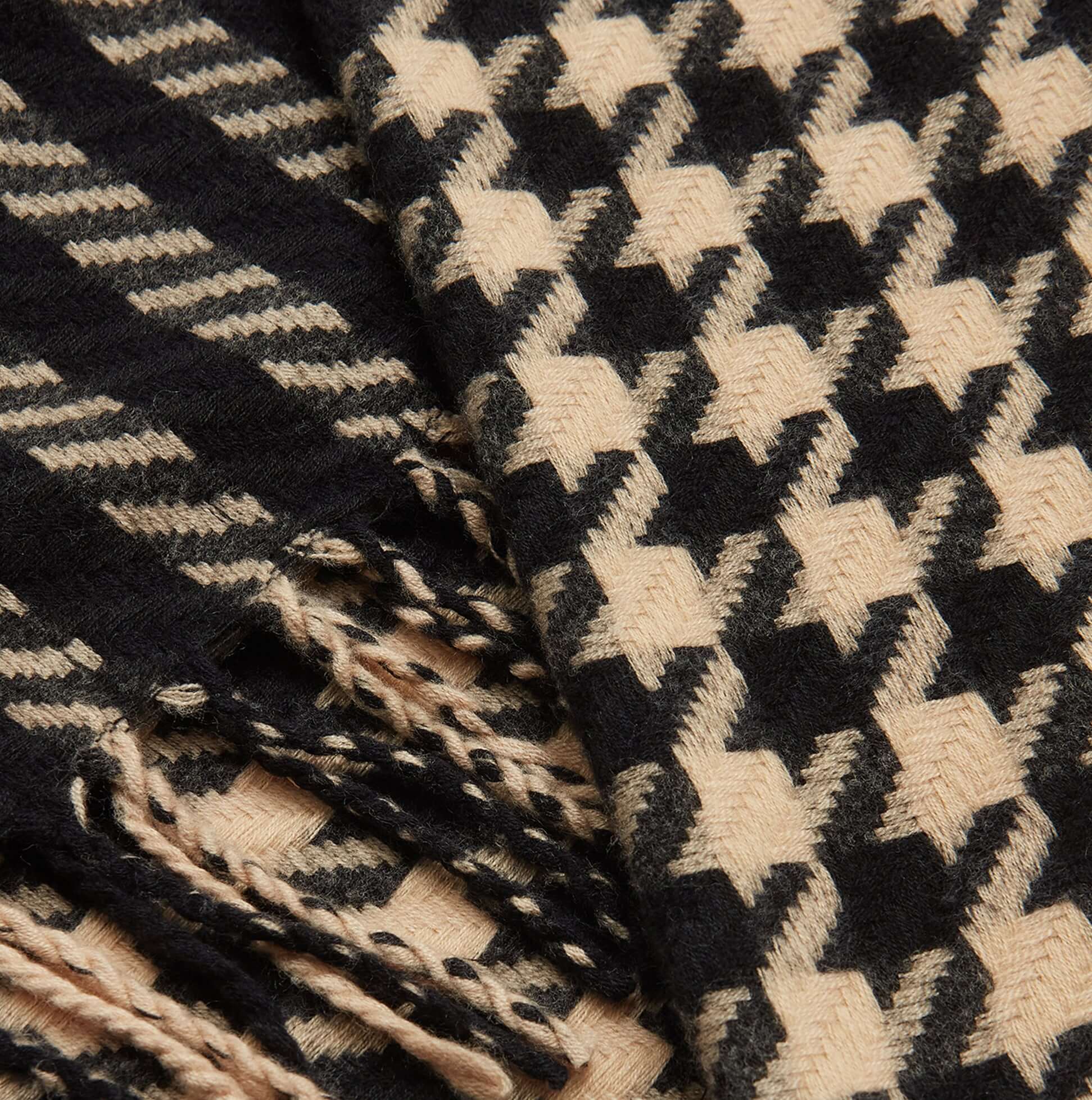 Joules LANGTREE Womens Winter Black/Tan detail view showcasing houndstooth pattern and fringes.
