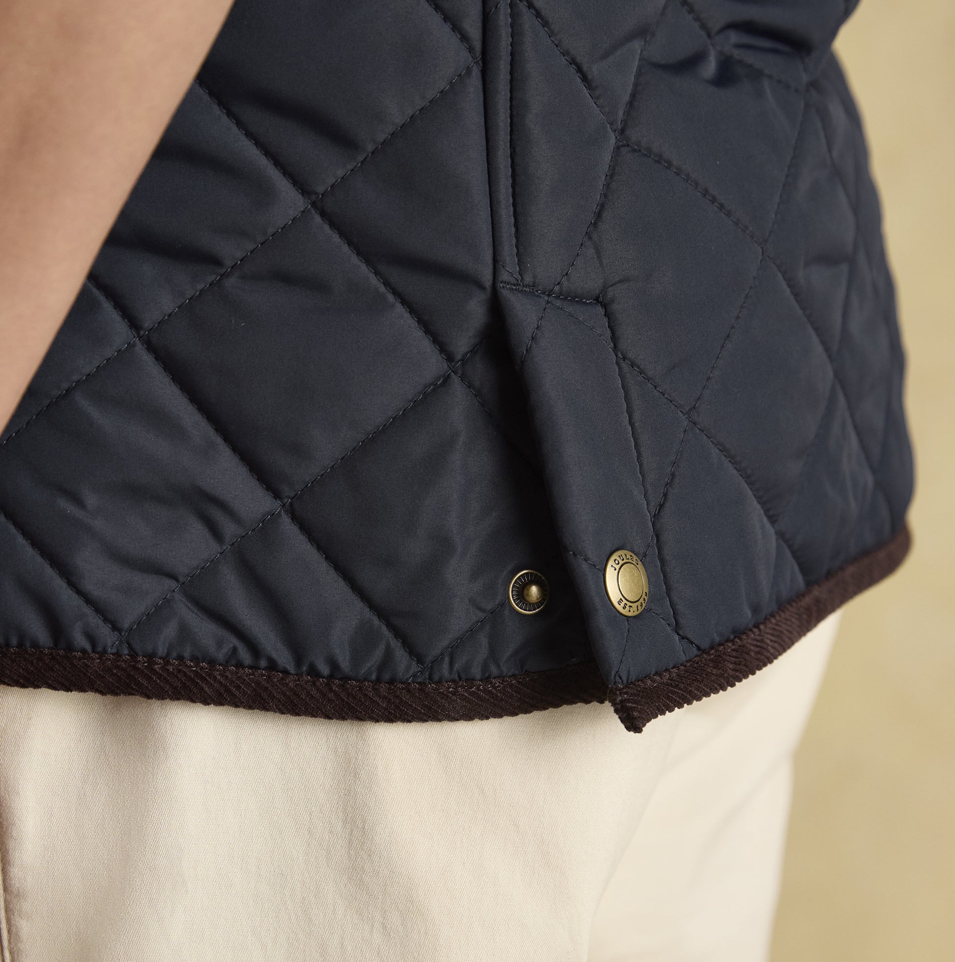 Joules MAYNARD Mens Gilet Navy detail view showcasing the quilted fabric and fastening detail.