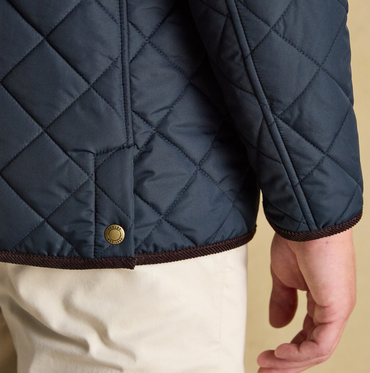 Joules MAYNARD Mens Jacket Navy detail view showcasing quilted fabric and fastener.