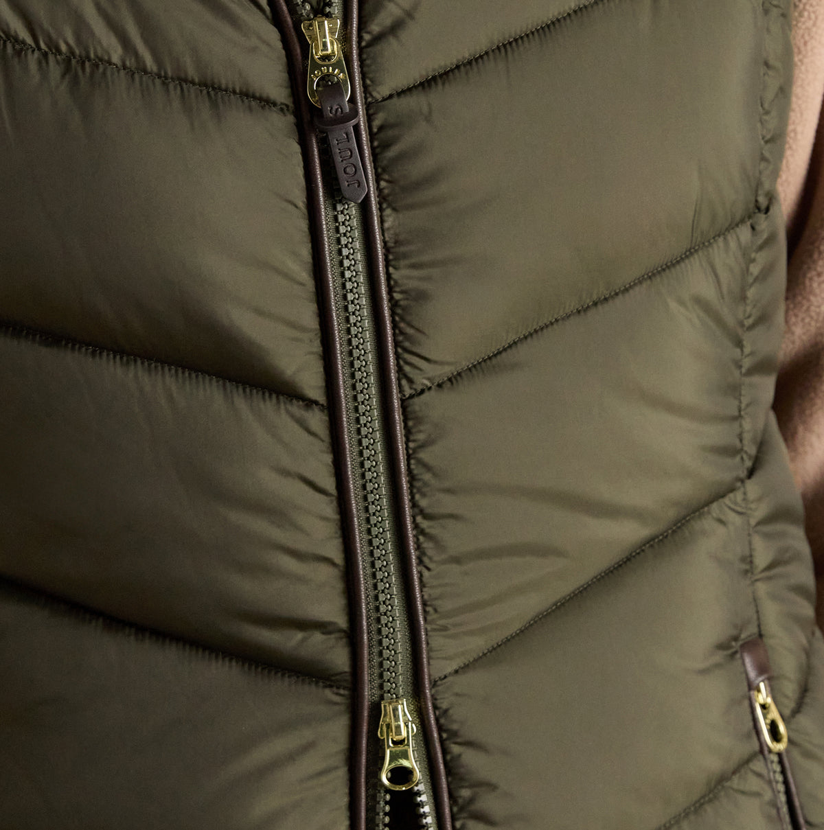 Joules MOORSDALE Womens Longline Showerproof Padded Gilet Green zip detail view showcasing the quilted design and zipper.