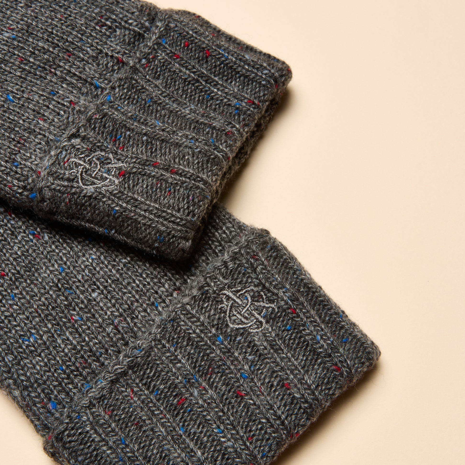 Joules HAMMOND Mens Gloves Grey, close-up view highlighting texture and detail, with multicolored flecks on grey fabric.