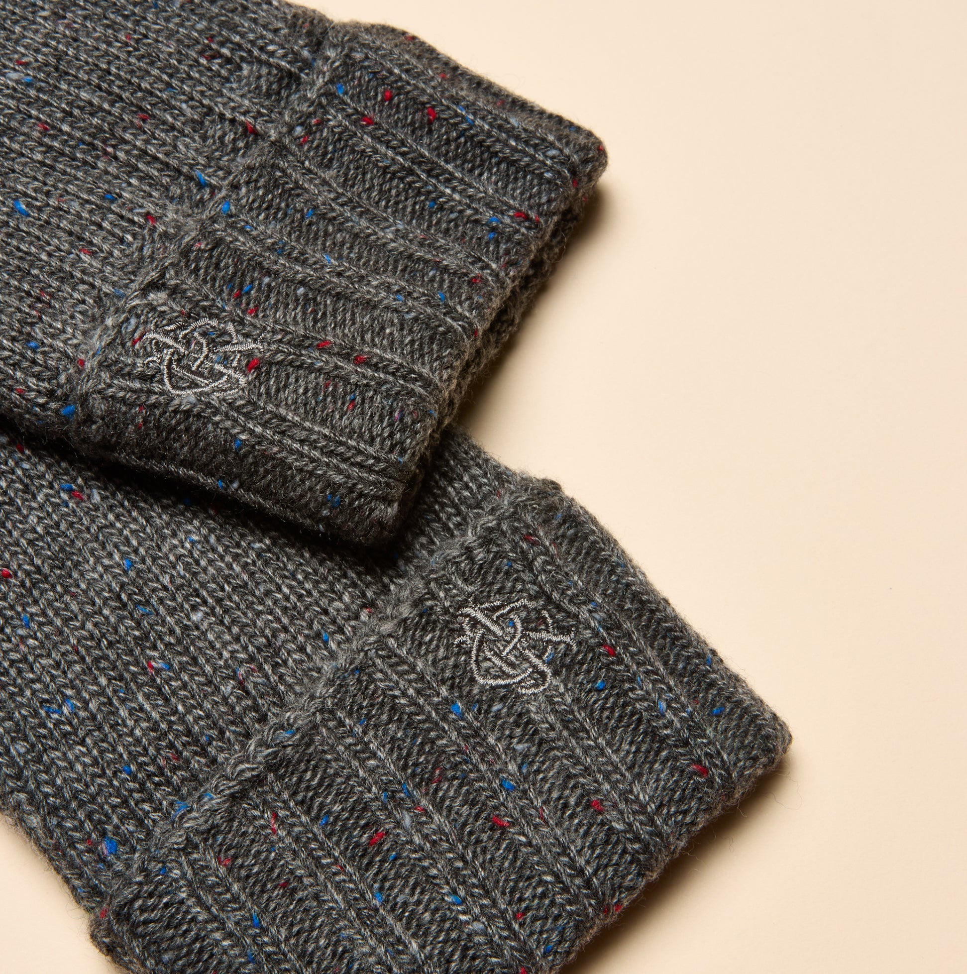 Joules HAMMOND Mens Gloves Grey, close-up view highlighting texture and detail, with multicolored flecks on grey fabric.