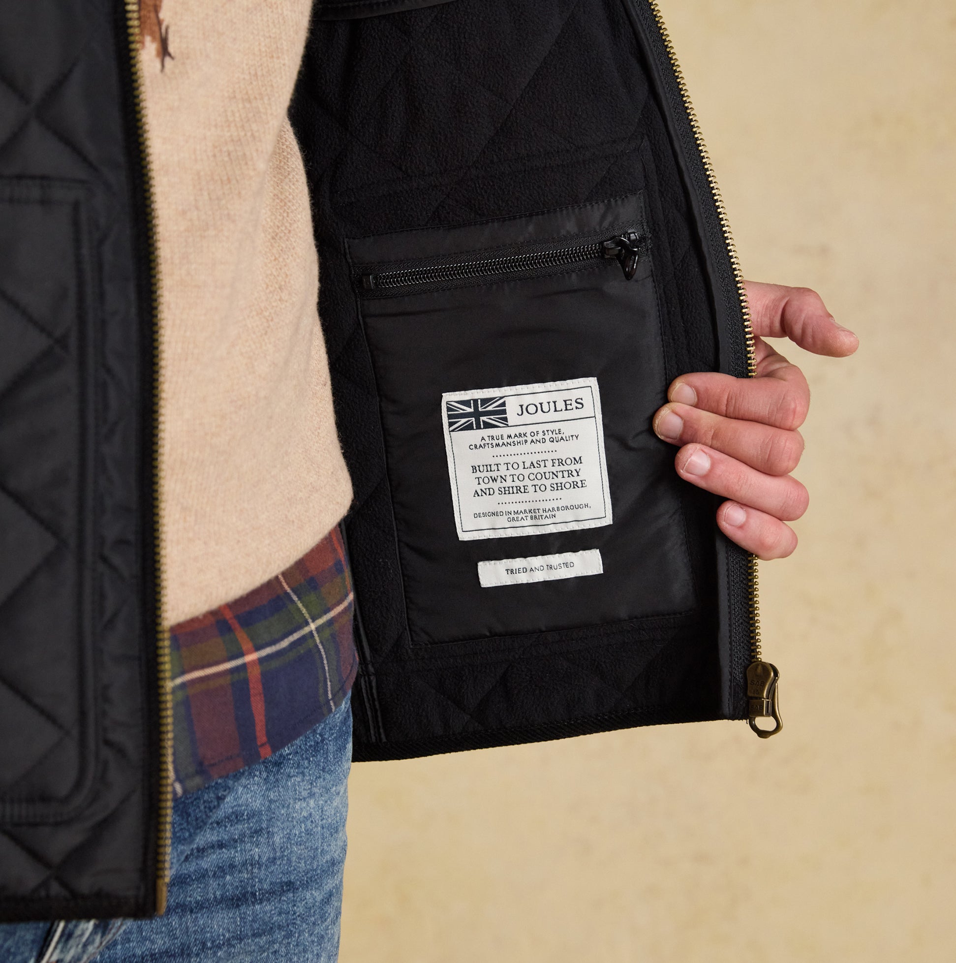 Joules MAYNARD Mens Diamond Quilted Jacket Black interior detail view with zip pocket and label.