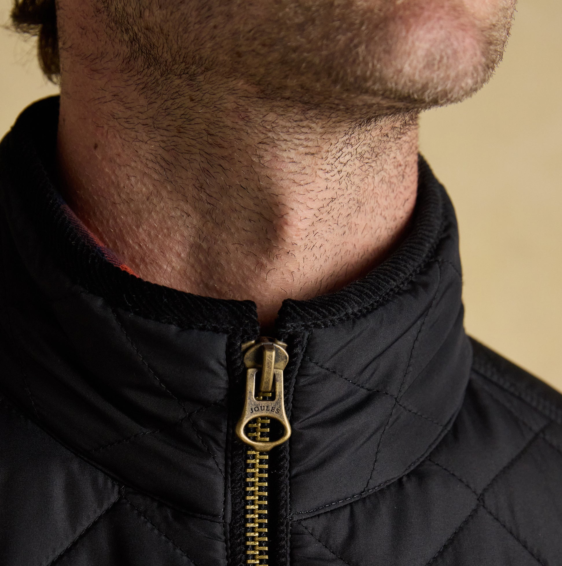 Joules MAYNARD Mens Diamond Quilted Jacket Black detail view of collar and zipper