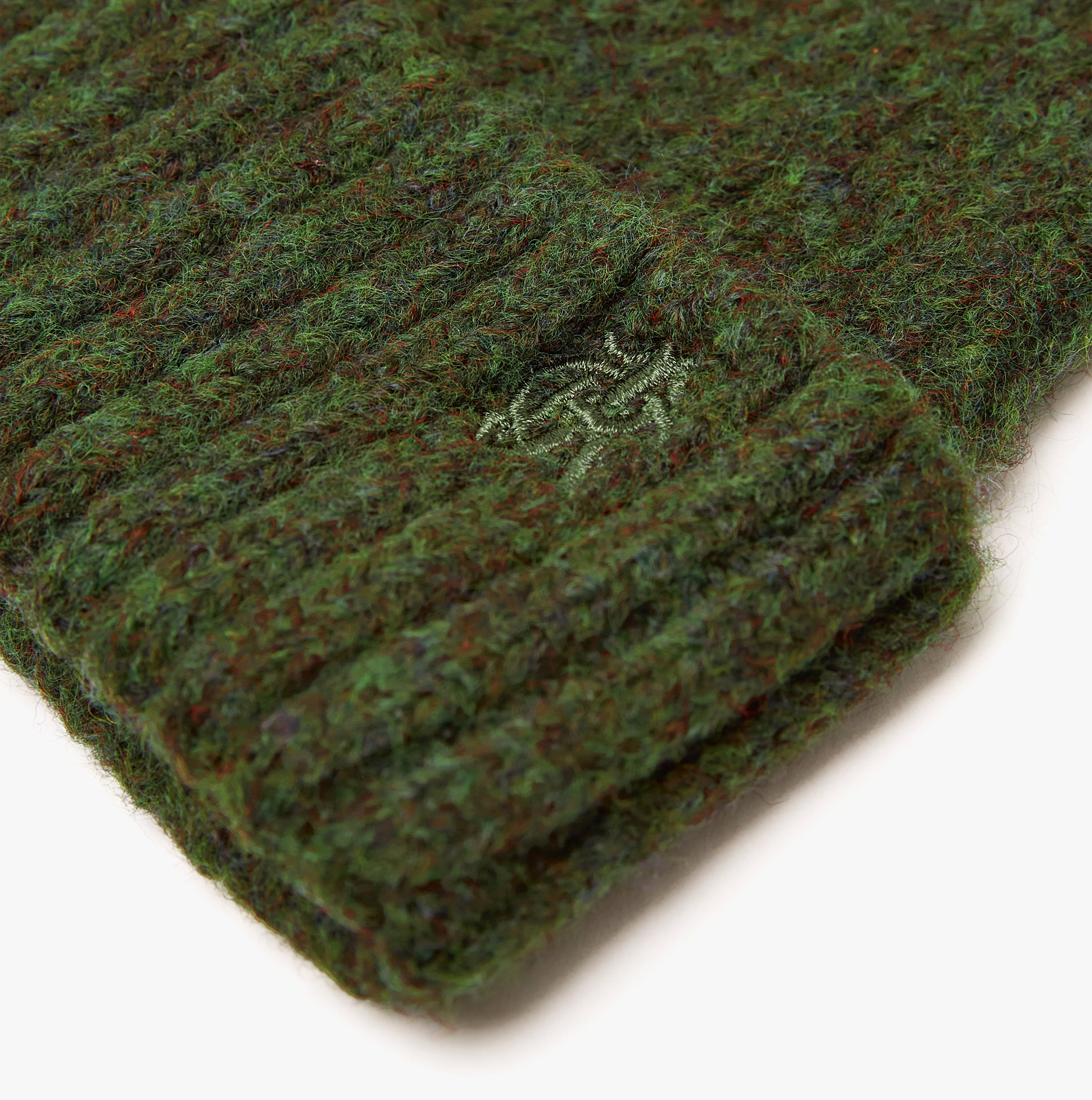 Joules BERWICK Mens Beanie Green detail view showcasing the textured knit and logo emblem.