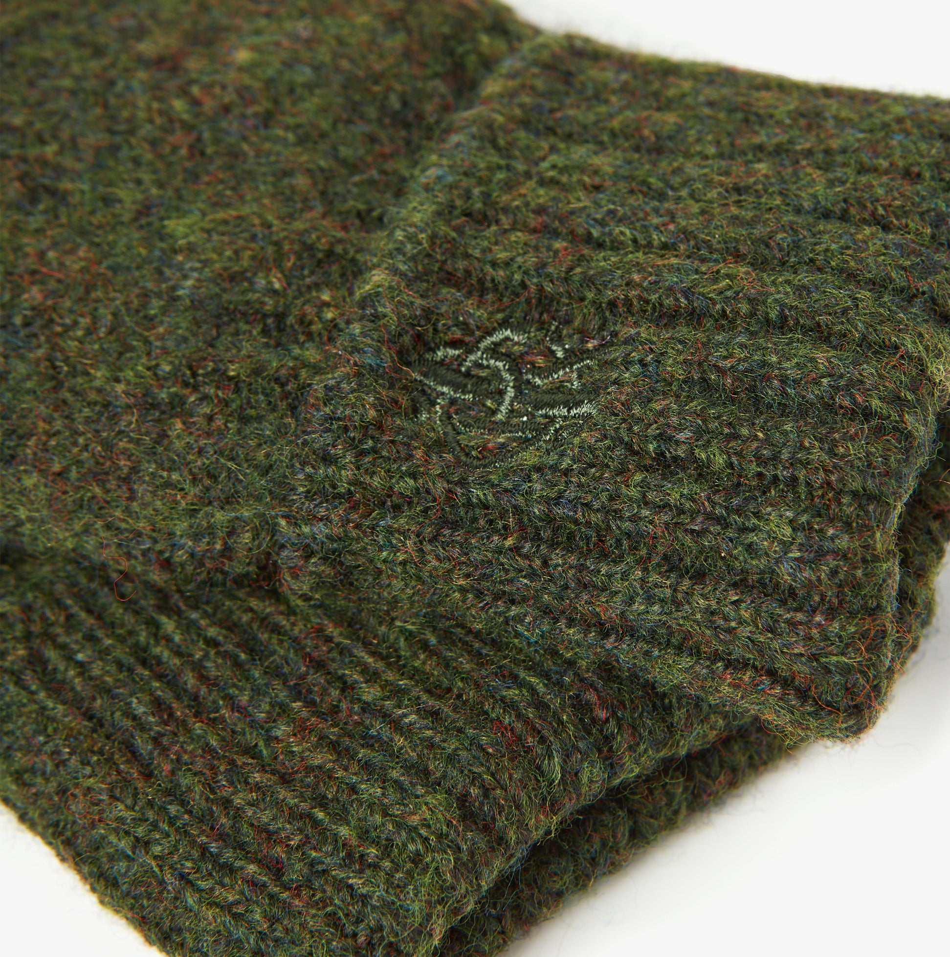 Joules BERWICK Mens Gloves Green detail view of textured knit fabric and logo.