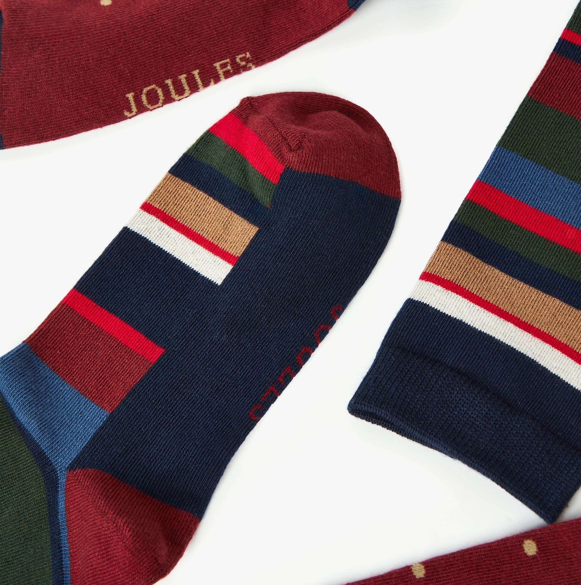 Joules KINGSBURY 2-Pack Mens Socks Stripe Red detail view showcasing vibrant colors and striped patterns.