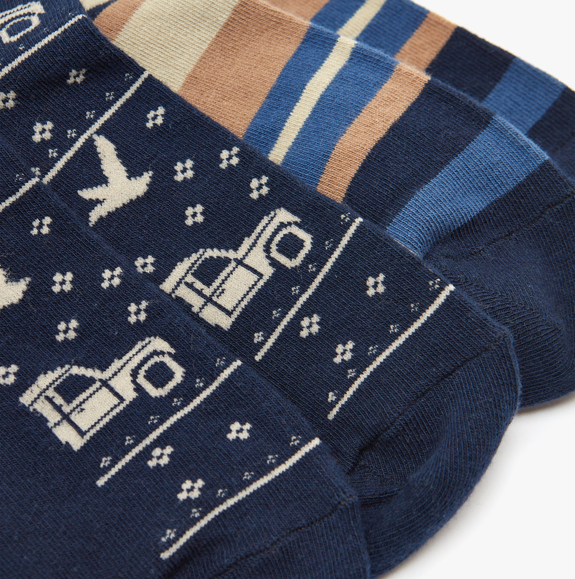 Joules KINGSBURY 2-Pack Mens Socks Navy Car, detail view showcasing design and color patterns.