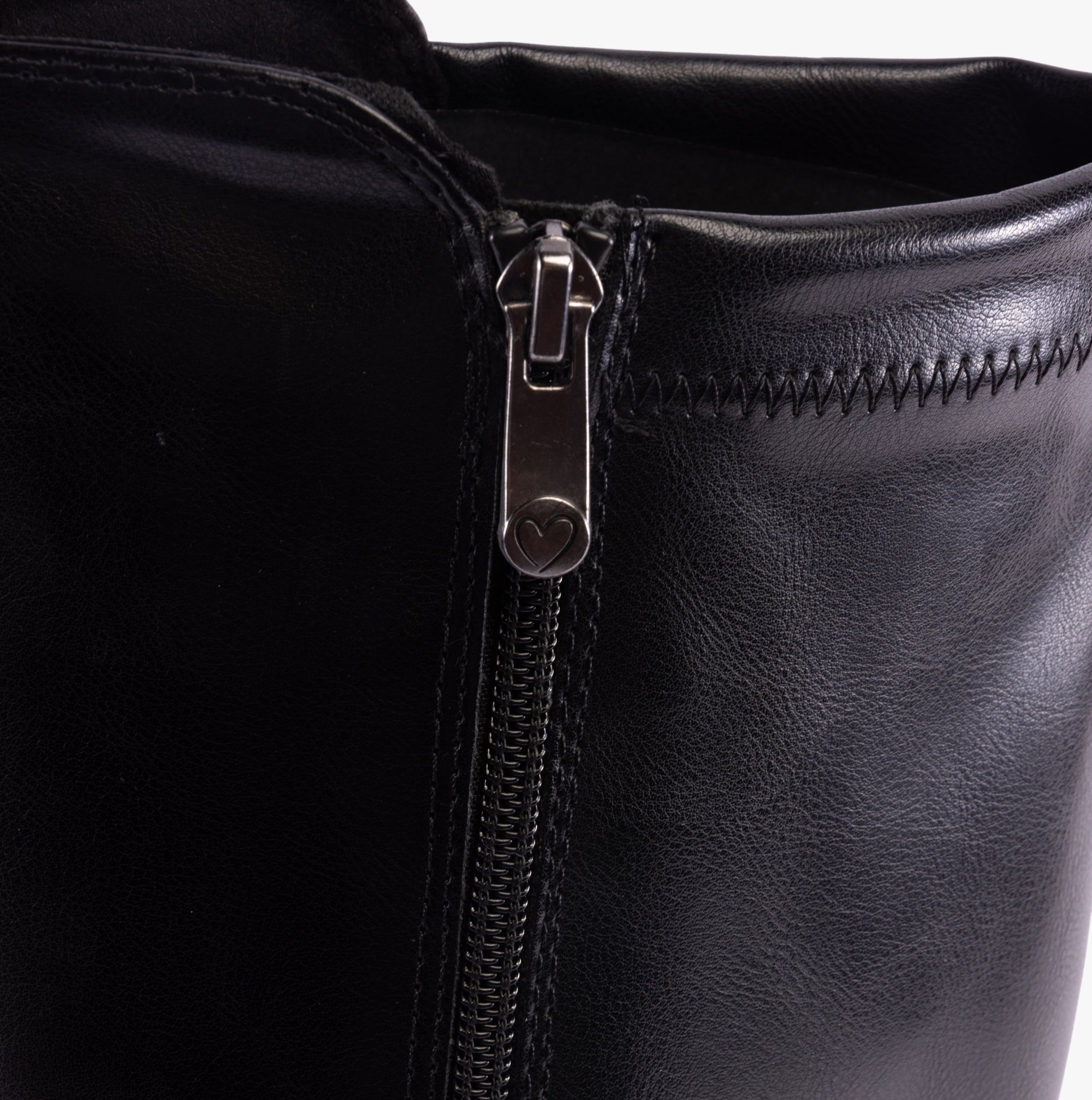 Marco Tozzi 25606-41-001 Womens Boots Black detail view of zipper on faux leather upper.