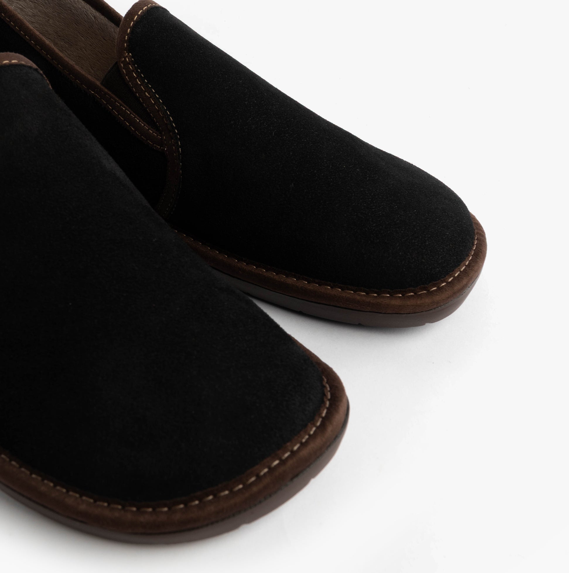 Nordikas 663 Mens Suede Full Slippers Black close-up view of slippers with brown trim and black suede finish.