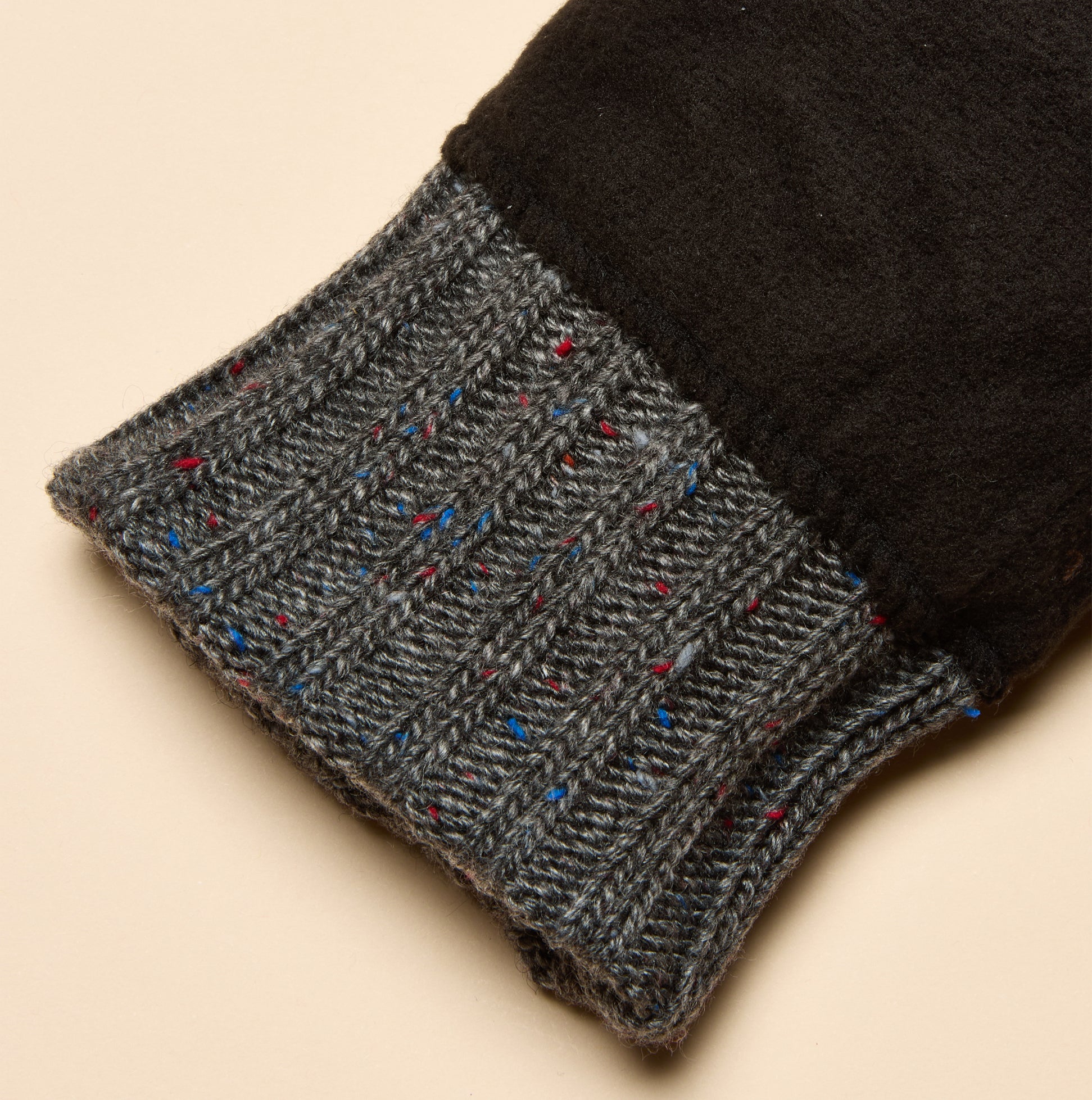 Joules HAMMOND Mens Gloves Grey detail view of cuff showcasing knit texture and color flecks.