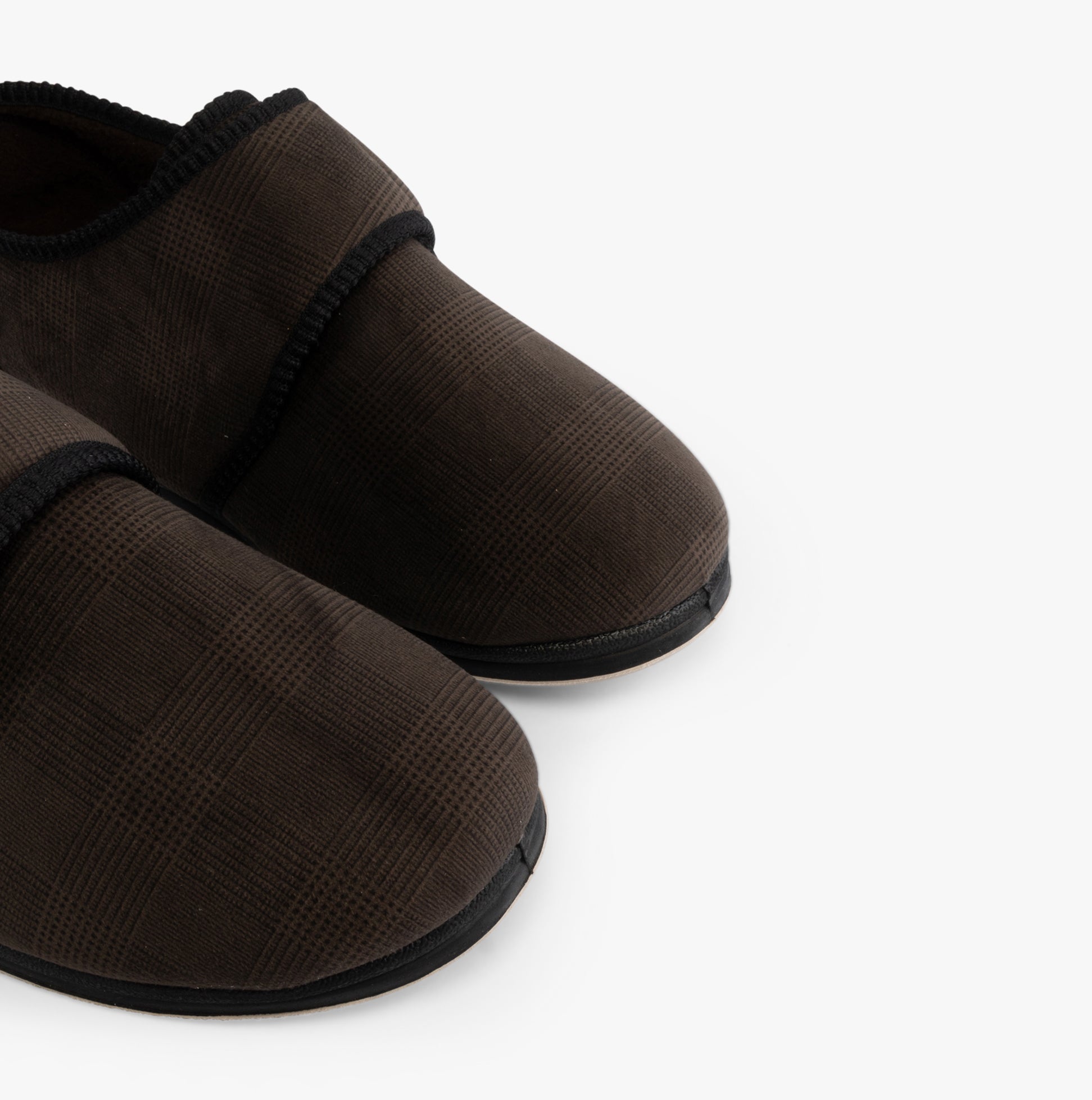 Padders CHARLES Mens (G Fit) Slippers Brown Checked close-up view featuring round toe and textile upper.