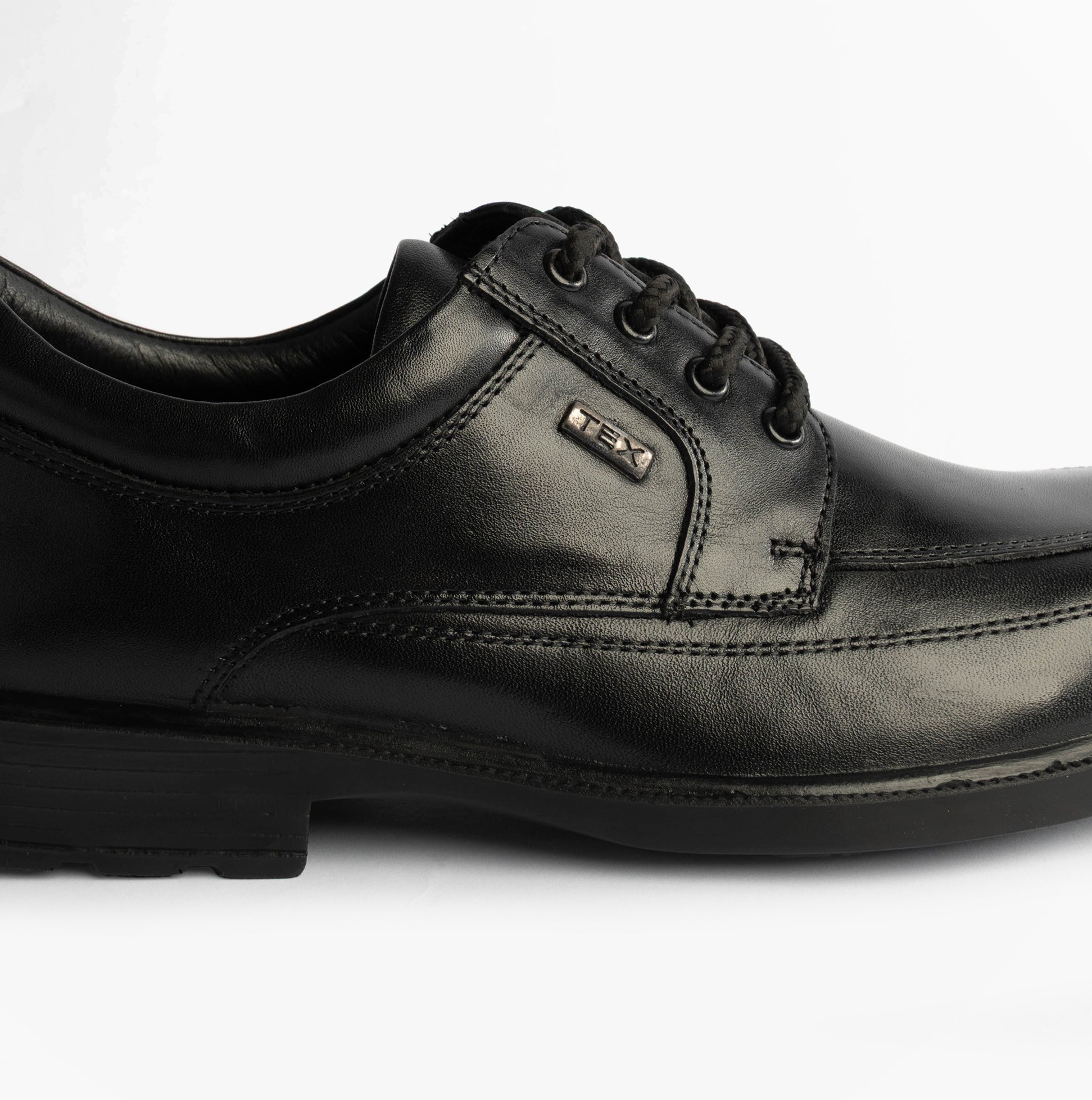 Roamers M601A Mens Shoes Black side view, casual leather shoes with lace-up closure and flat heel.