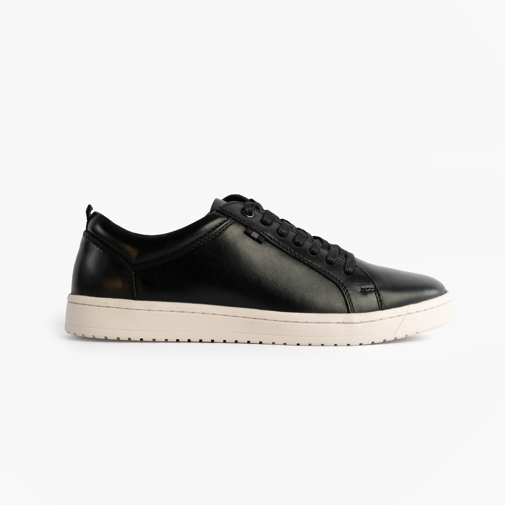 Roamers M799A Mens Trainers Black side view featuring casual leather upper and lace-up design.