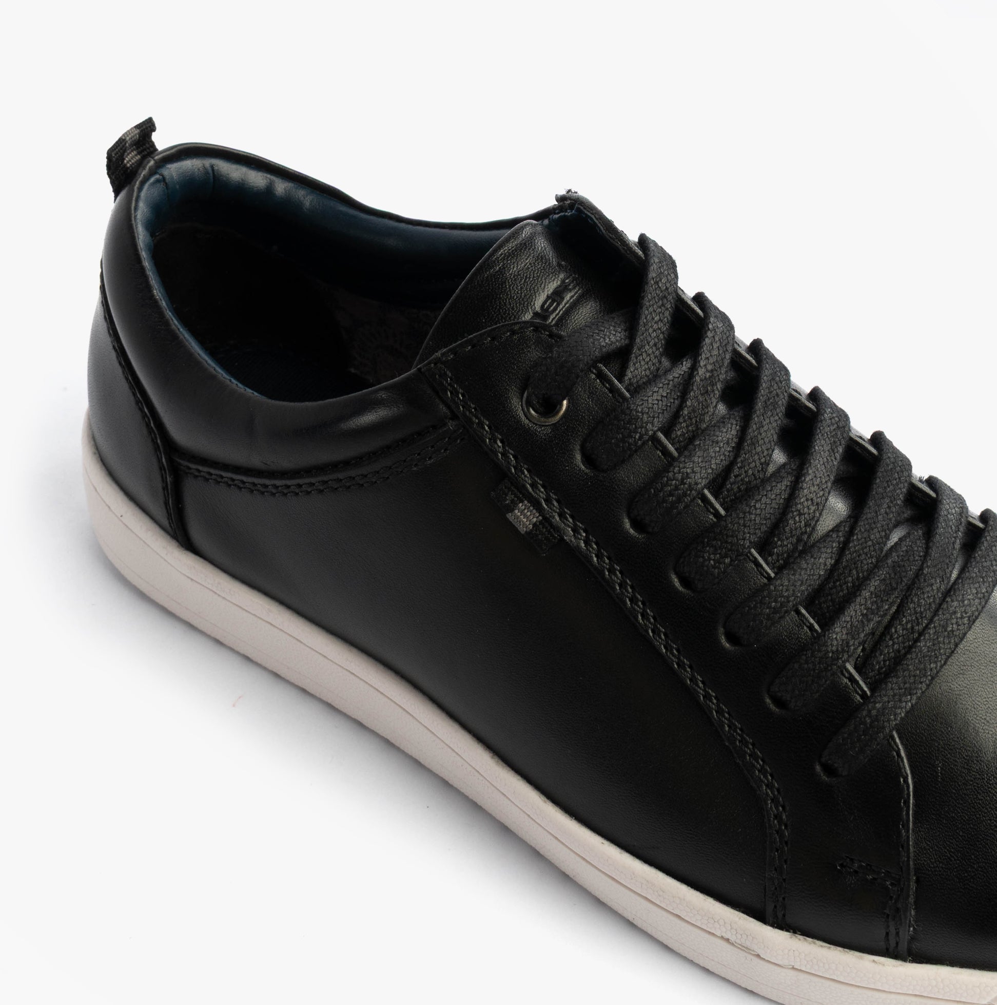 Roamers M799A Mens Trainers Black upper detail view showing lace-up design and leather material.
