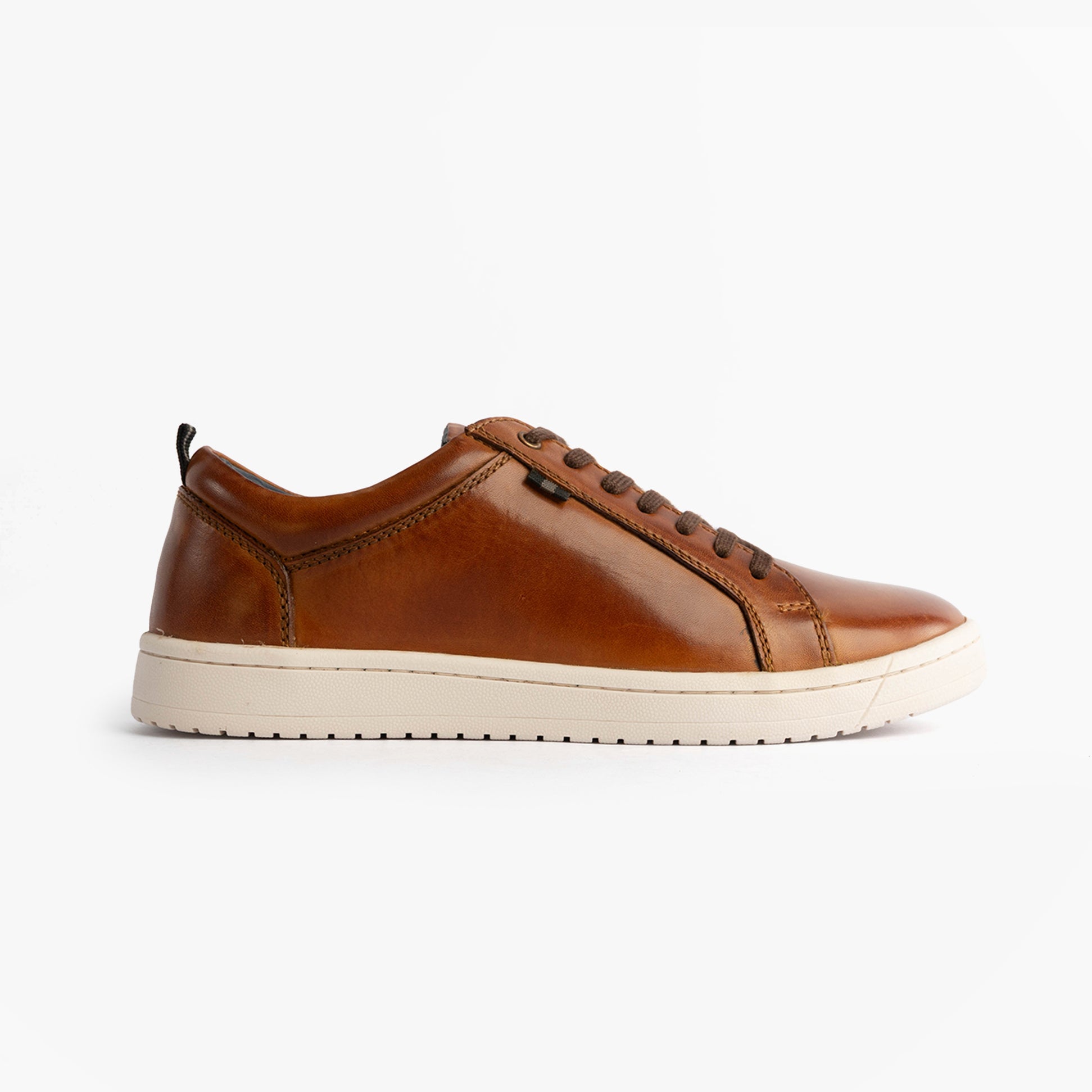 Roamers M799BT Mens Trainers Tan side view, casual leather trainers with lace-up closure and low top design.