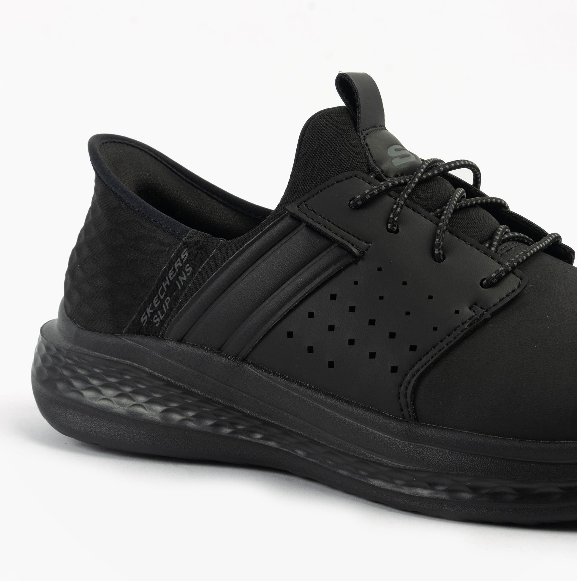 Skechers 210828/BBK SLADE - ZACHARY Mens Trainers Black side view showcasing lace-up closure and rubber sole.