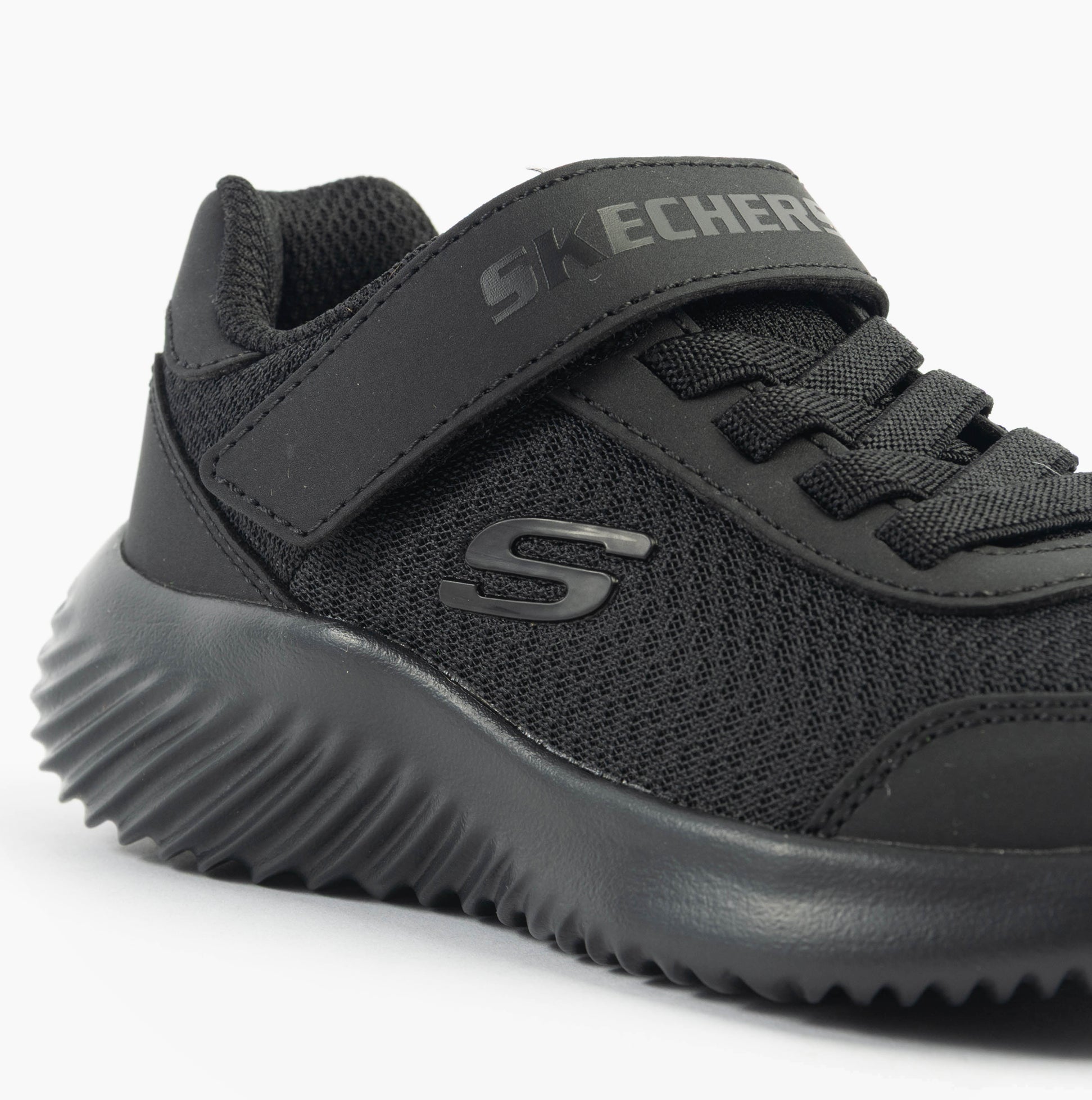 Skechers 403908L/BBK BOUNDER - TREKZIC Boys Trainers Black side view with black synthetic mesh upper and rubber sole.