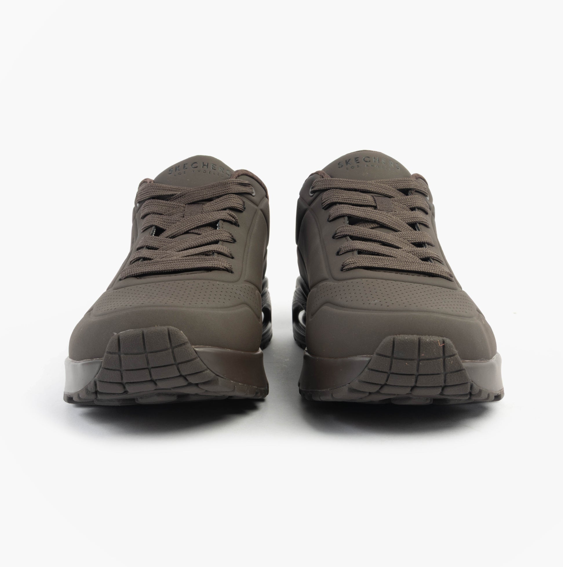 Skechers 52458/CHOC UNO - STAND ON AIR Mens Trainers Chocolate front view showing lace-up design and synthetic leather upper.