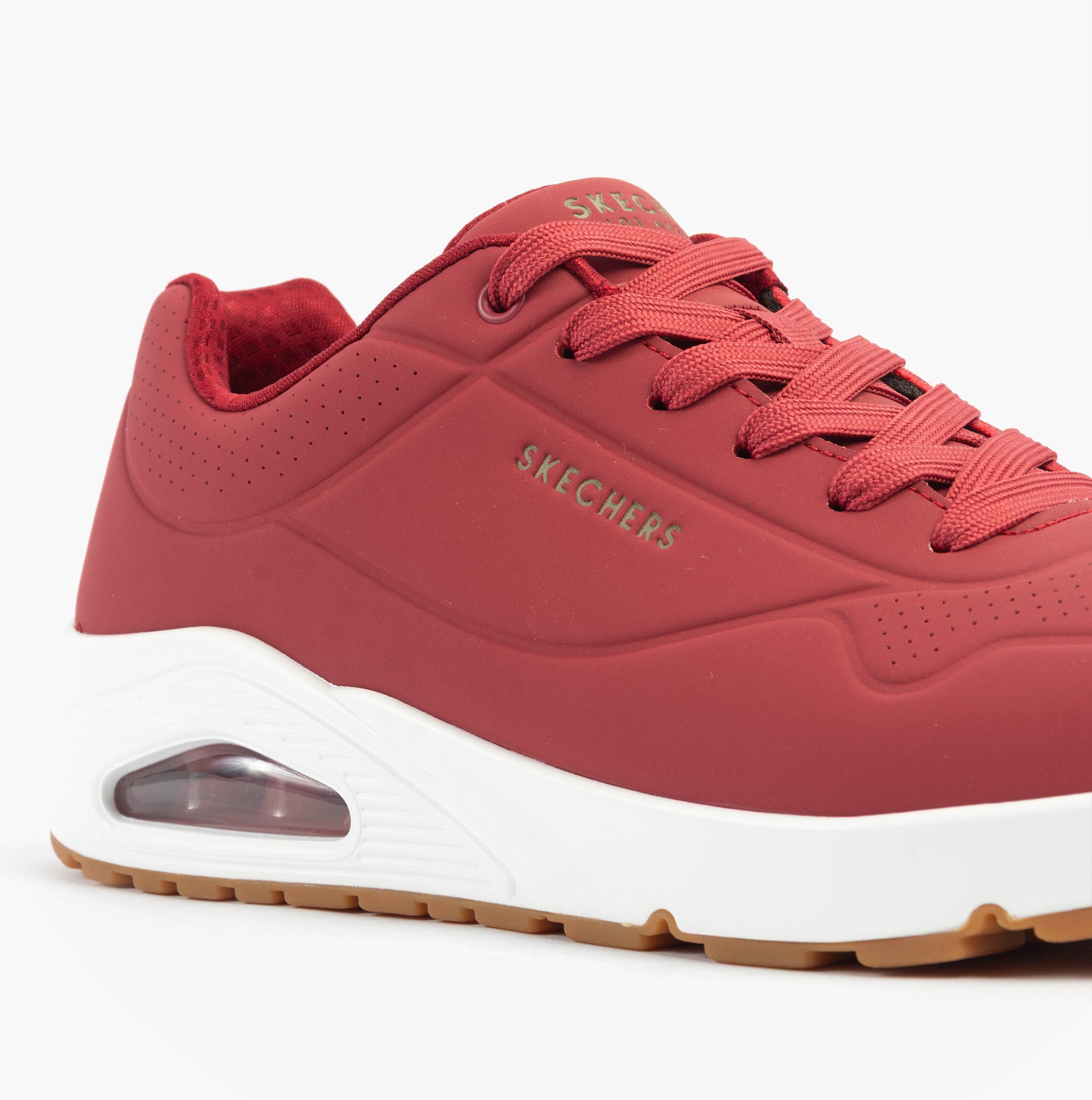 Skechers 52458/DKRD UNO - STAND ON AIR Mens Trainers Dark Red side view showcasing synthetic leather upper and lace-up design.