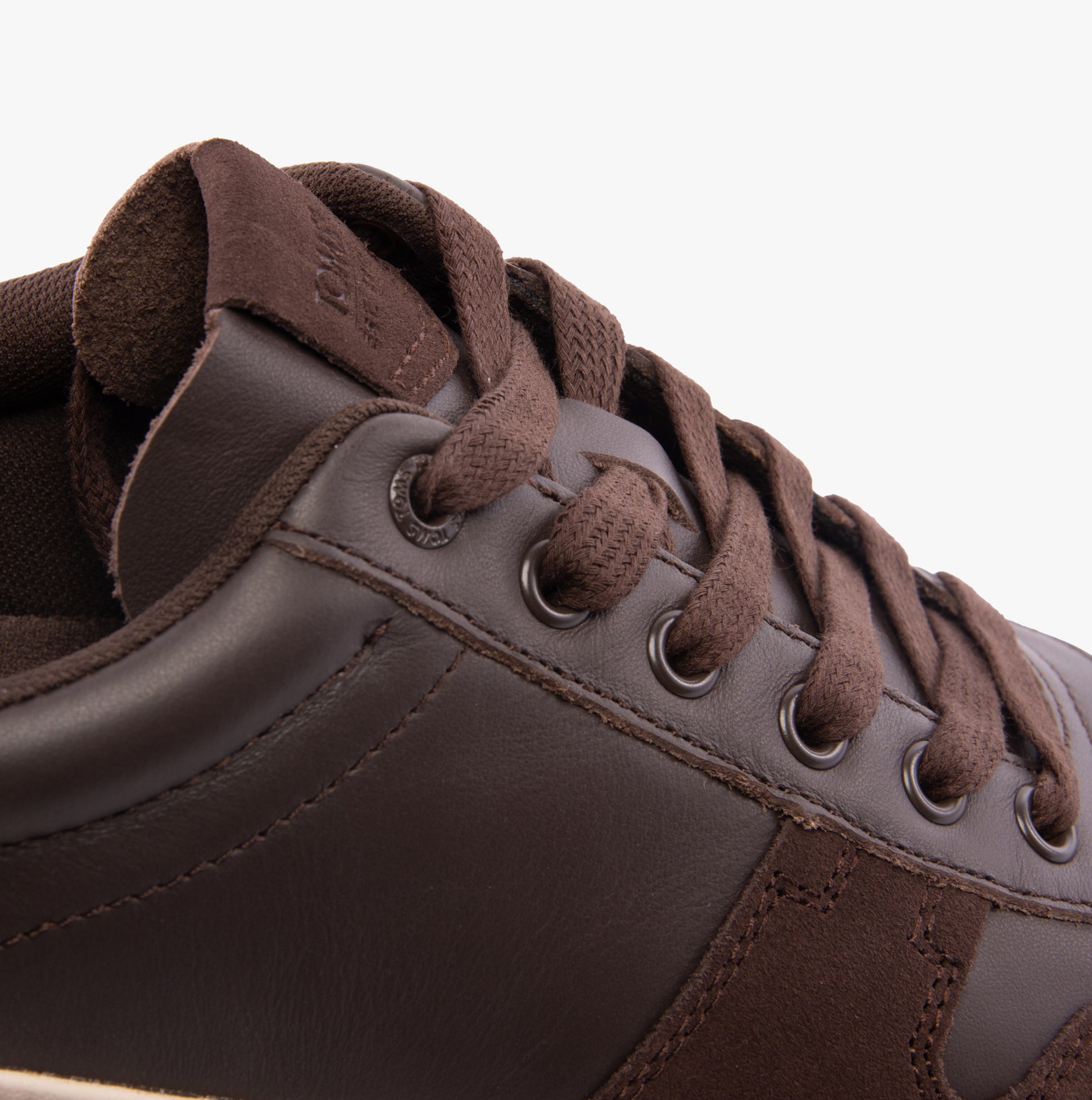 TOMS TRVL LITE COURT Mens Trainers Brown detail view showcasing leather and suede upper with lace-up design.