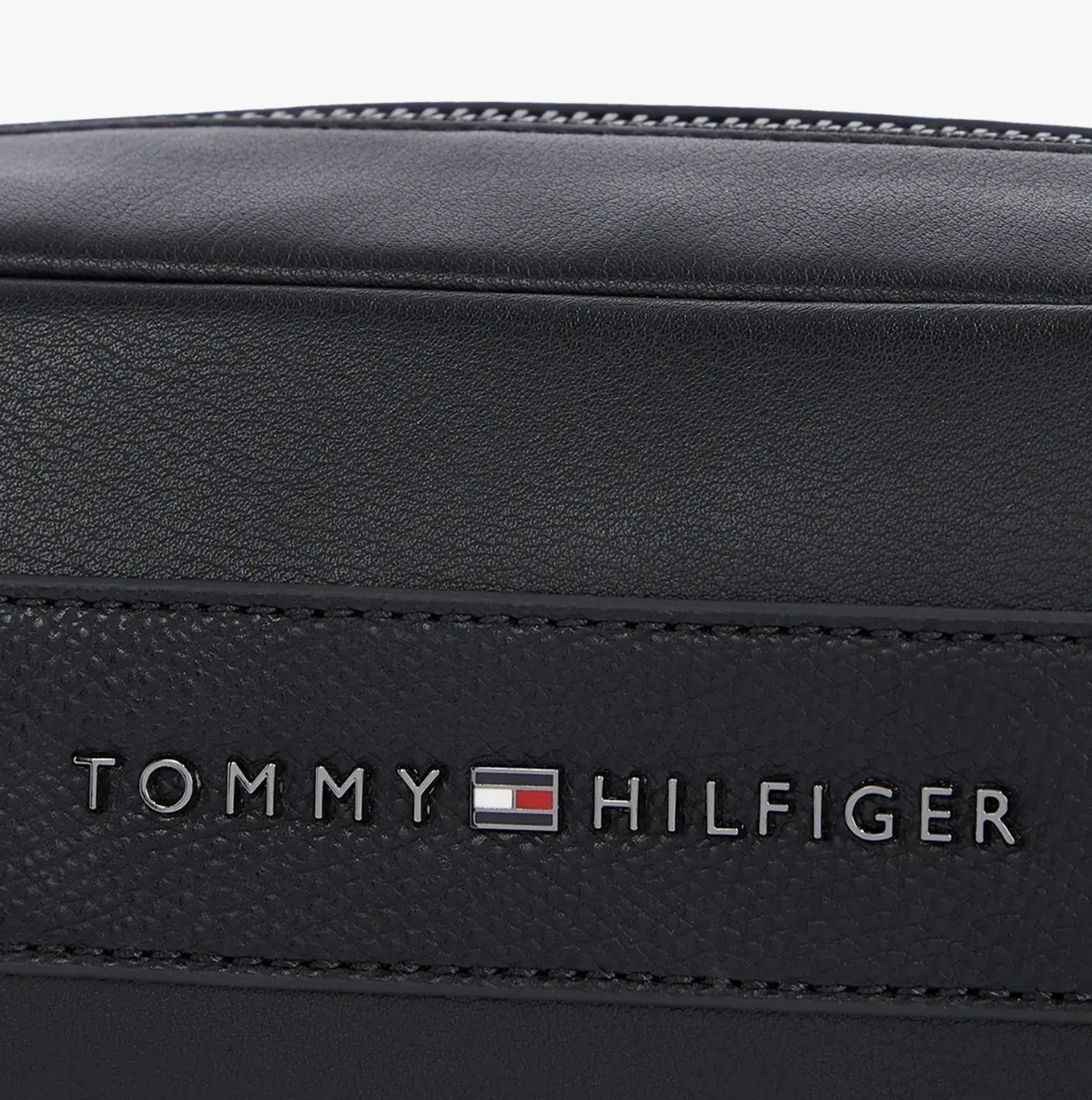 Tommy Hilfiger CORPORATE METAL LOGO Mens Washbag Black detail view of logo on black smooth finish.