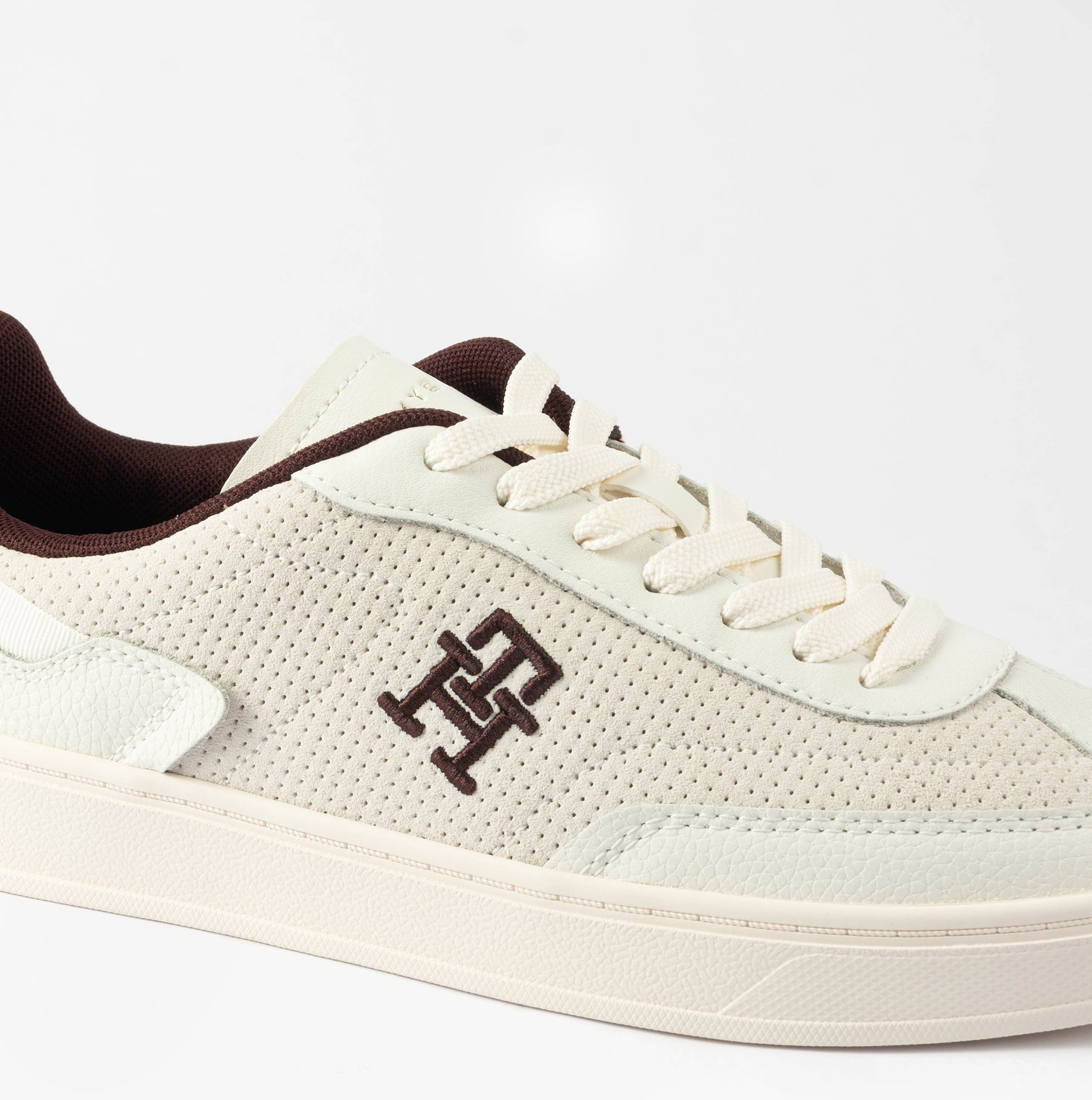 Tommy Hilfiger TH HERITAGE SNEAKER Womens Trainers White/Burgundy Velvet side view showcasing breathable leather upper.