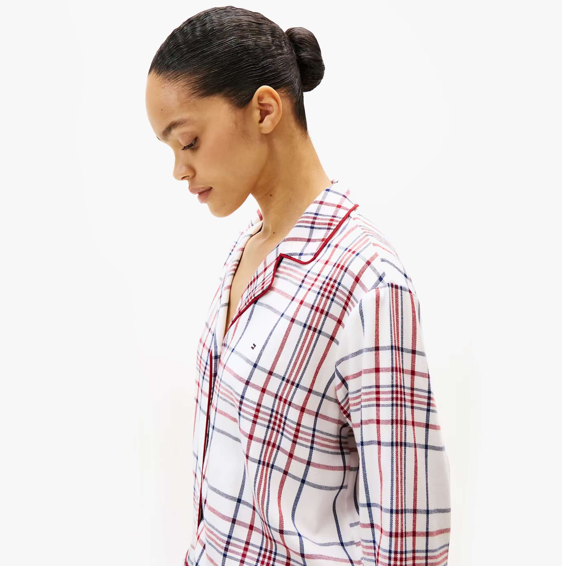 Tommy Hilfiger GIFT LS FLNL SHIRT S Womens Pyjama Set City Plaid Ivory Silk, side view of the shirt in plaid design.