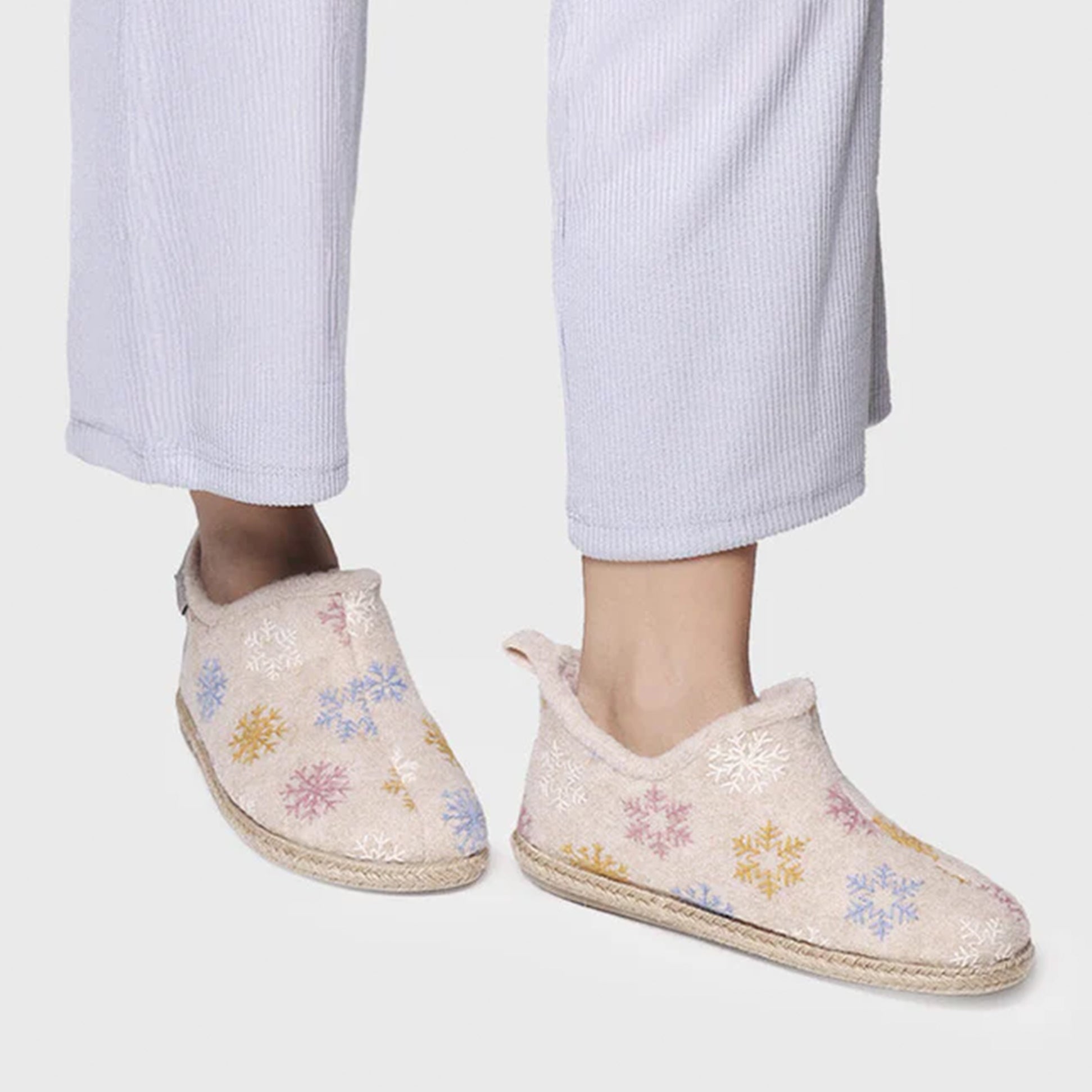 Toni Pons DUNA-CP Womens Cru side view of slipper boots in felt with colorful snowflake pattern.