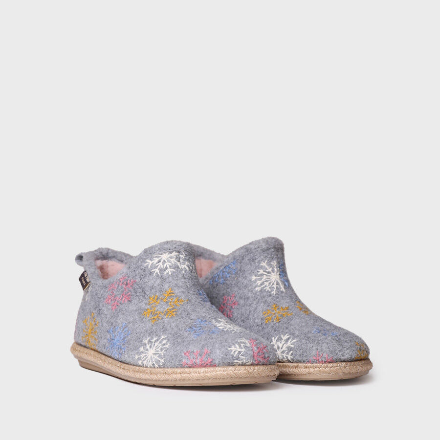 Toni Pons DUNA-CP Womens Gris side view showing felt slipper boots with colorful snowflake design.