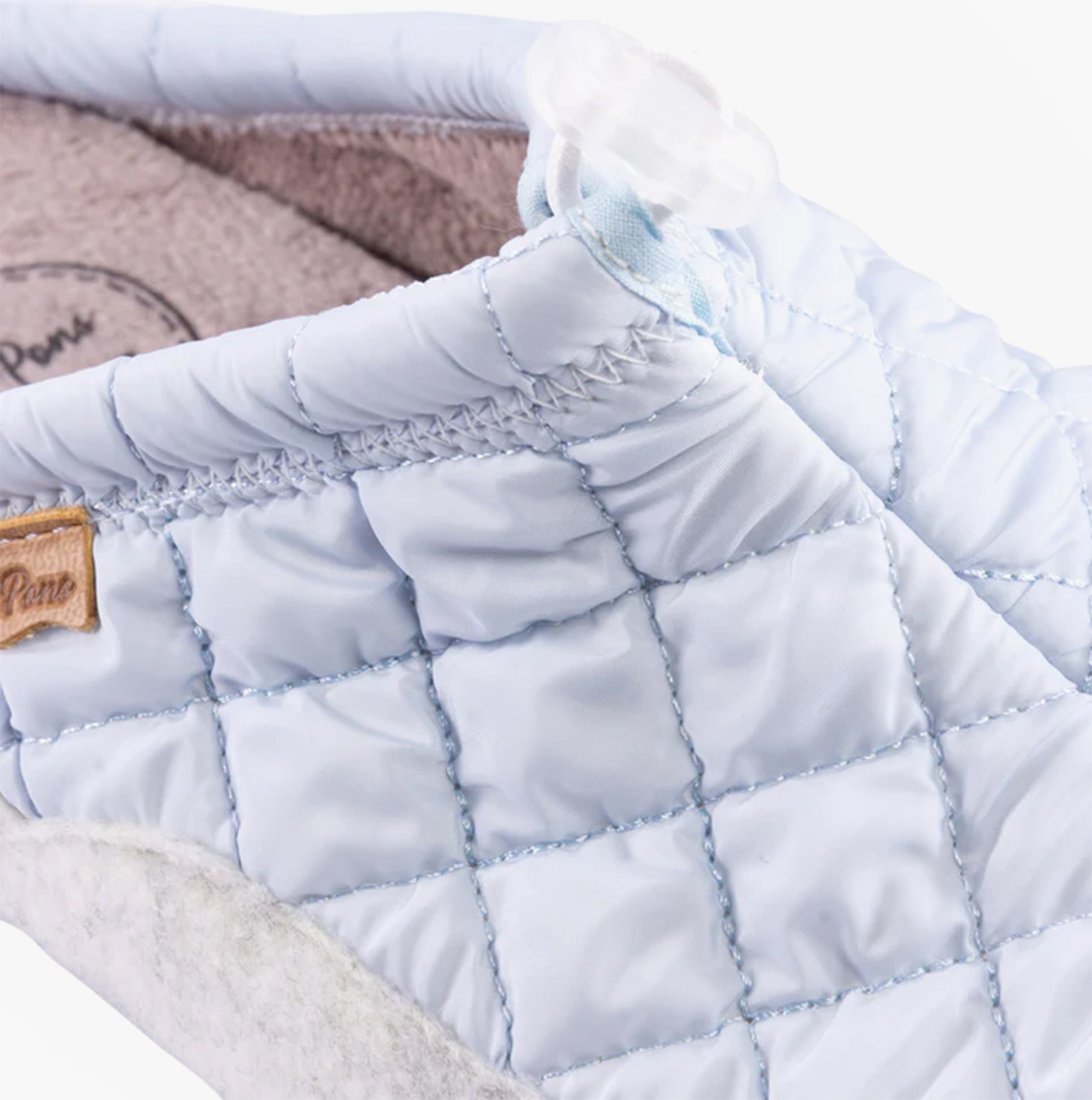 Toni Pons MEL-UM Womens Slippers Gel close-up detail view of light blue quilted upper material.