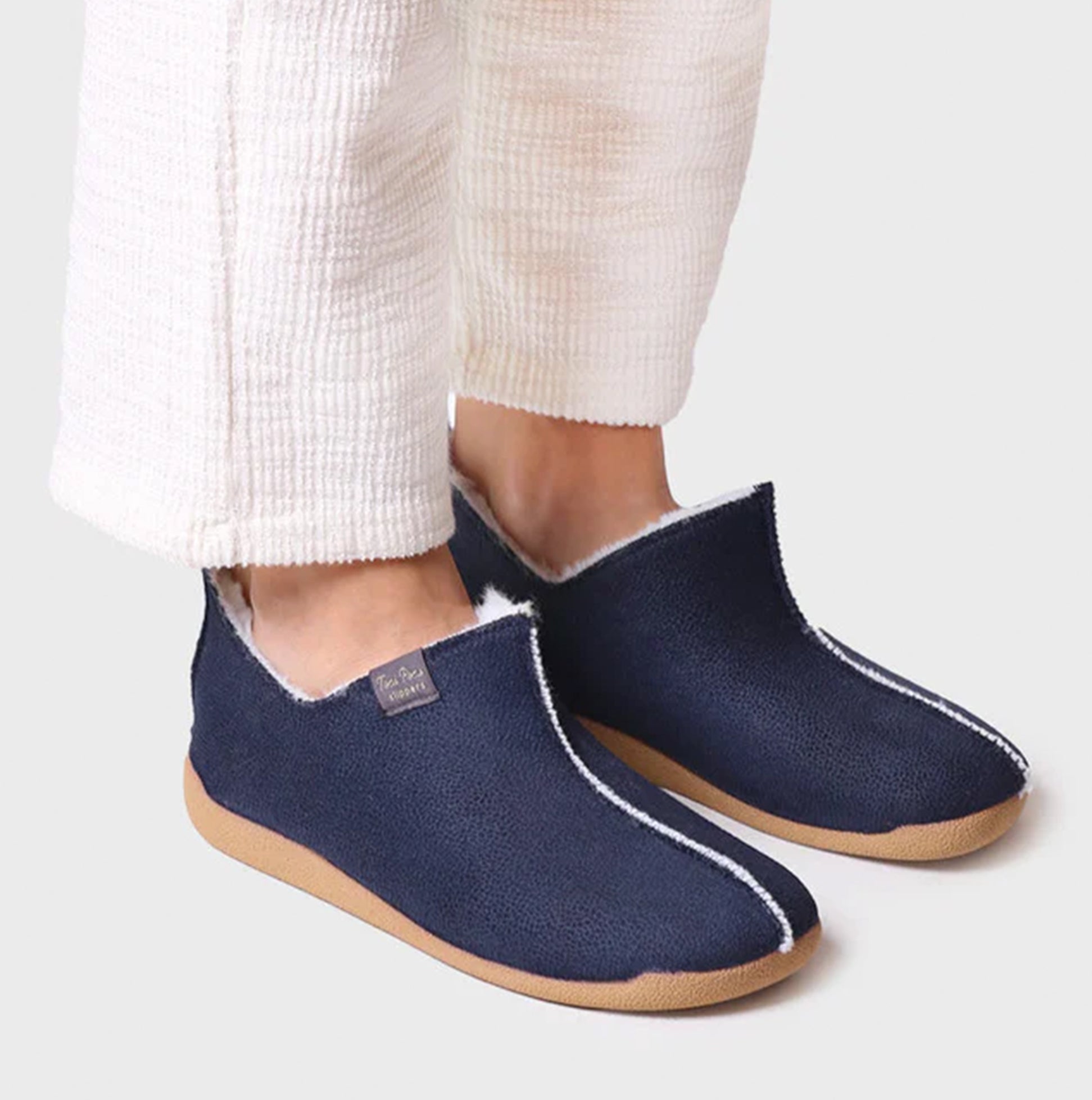 Toni Pons MOSCU-BD Womens Slippers Mari side view with navy suede upper and faux fur lining.