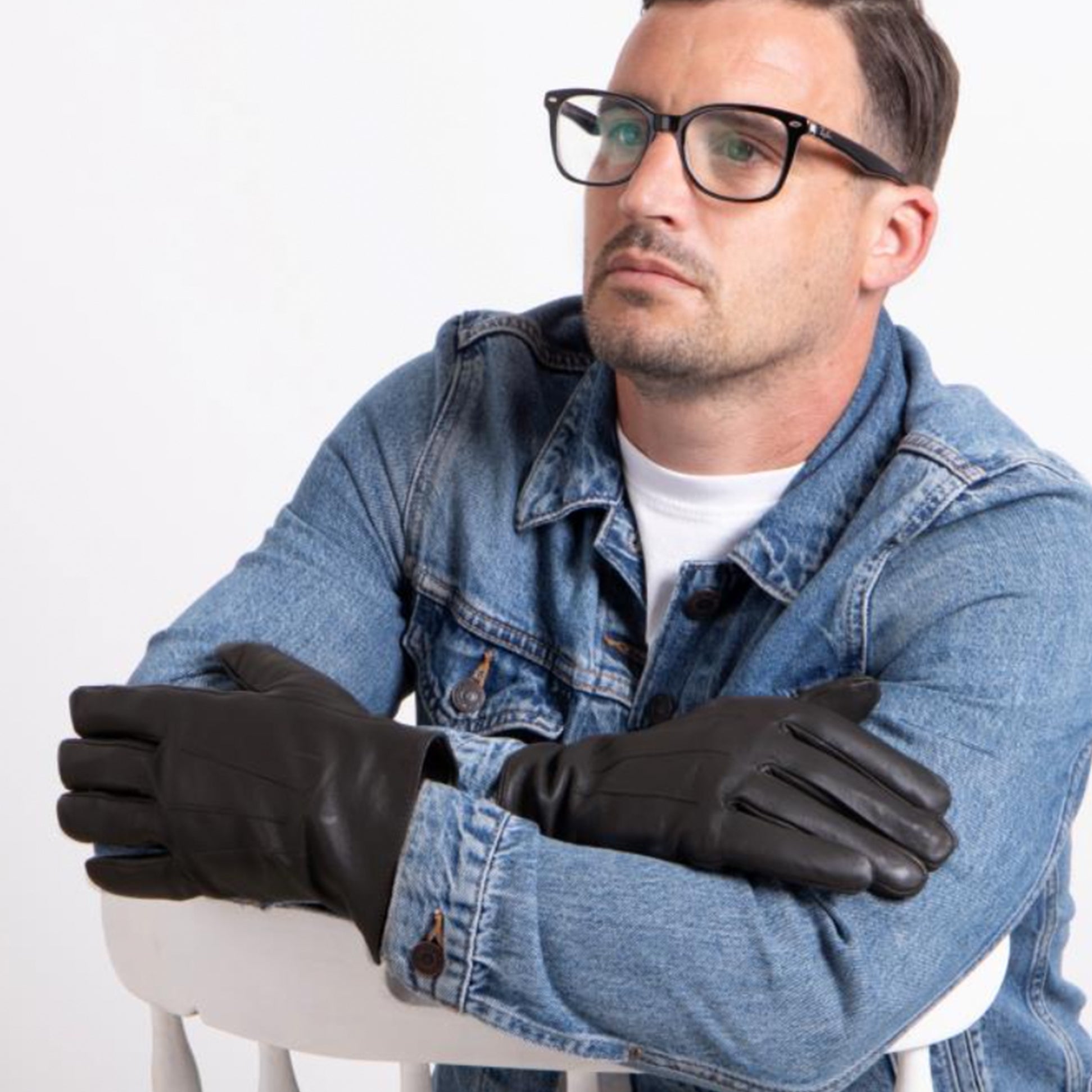Totes Isotoner SMARTOUCH WATER REPELLENT 3 POINT LEATHER Mens Gloves Black worn by model in detail view.