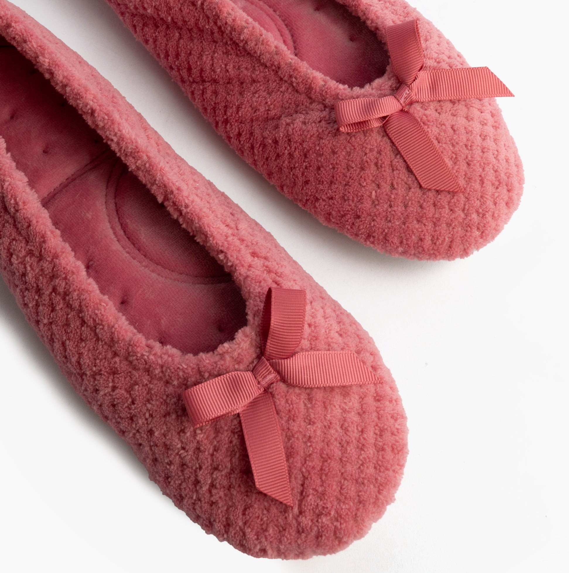 Totes Isotoner POPCORN BALLET Womens Ballerina Slippers Bright Pink top view featuring soft material and bows.
