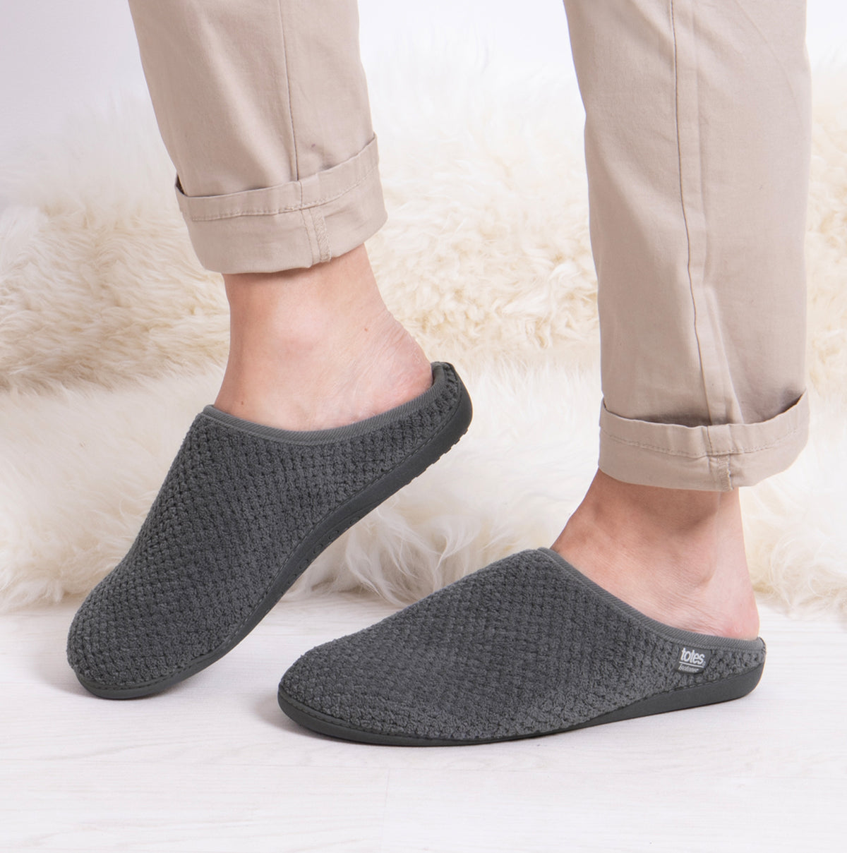 Totes Isotoner SWEPT BACK POPCORN MULE Mens Mule Slippers Grey, side view showcasing textured upper and slip-on design.
