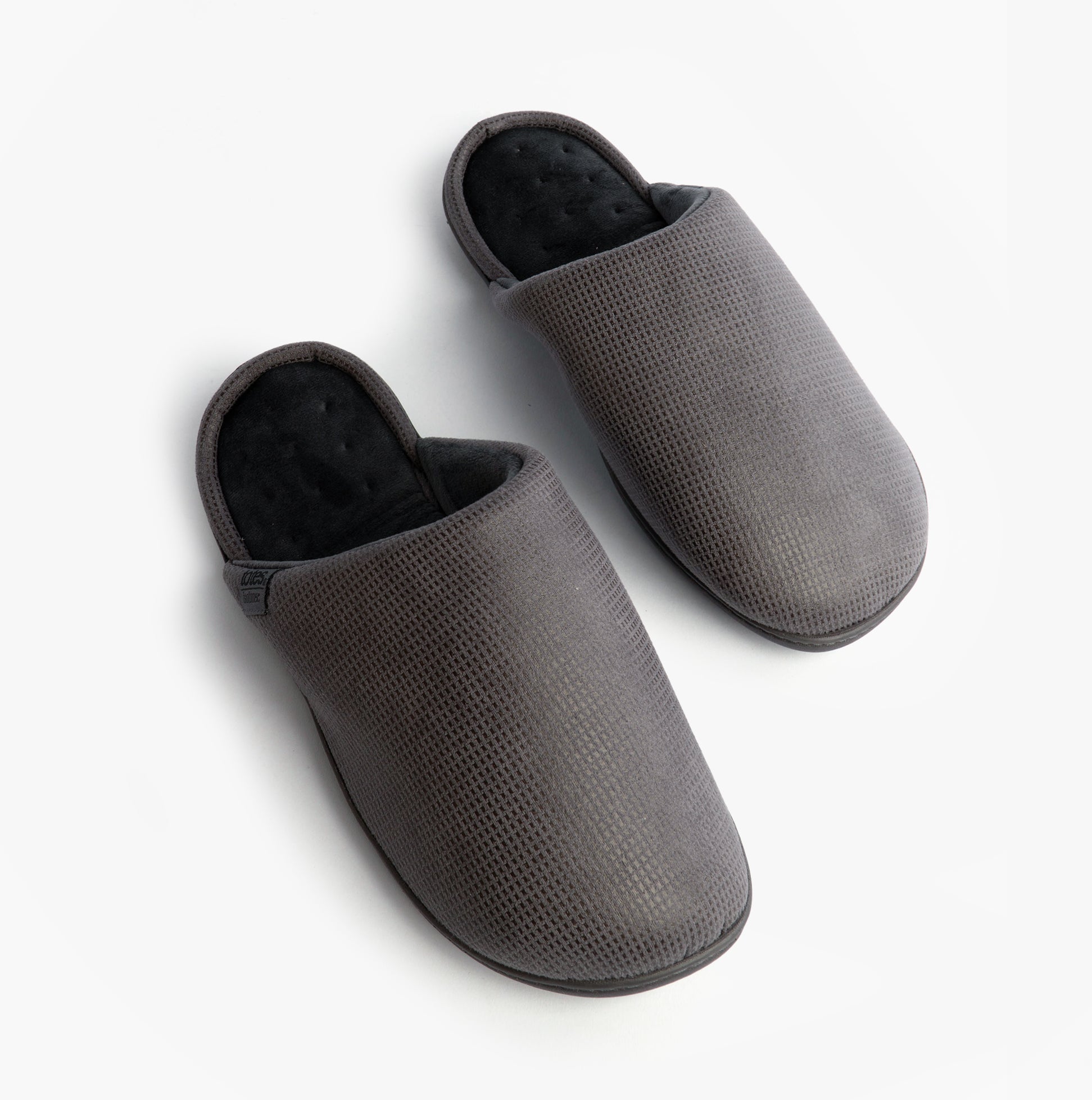 Totes Isotoner SQUARE PATTERNED SMART MULE Mens Mule Slippers Grey top view of slippers with round toe shape and slip-on design.