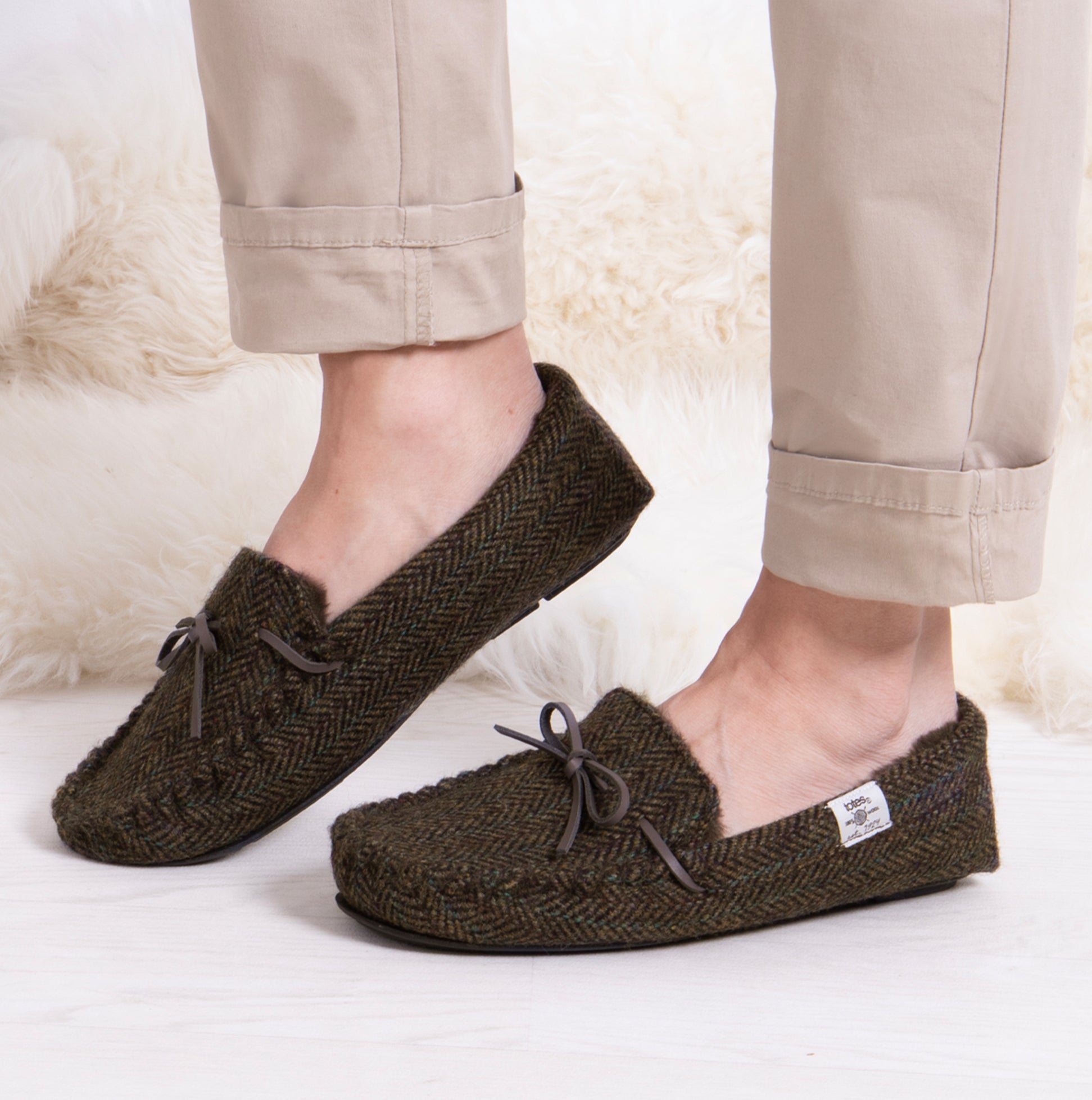 Totes Toasties WOVEN WOOL MIX MOCCASIN Slippers Mens Brown side view showcasing cozy woven design.