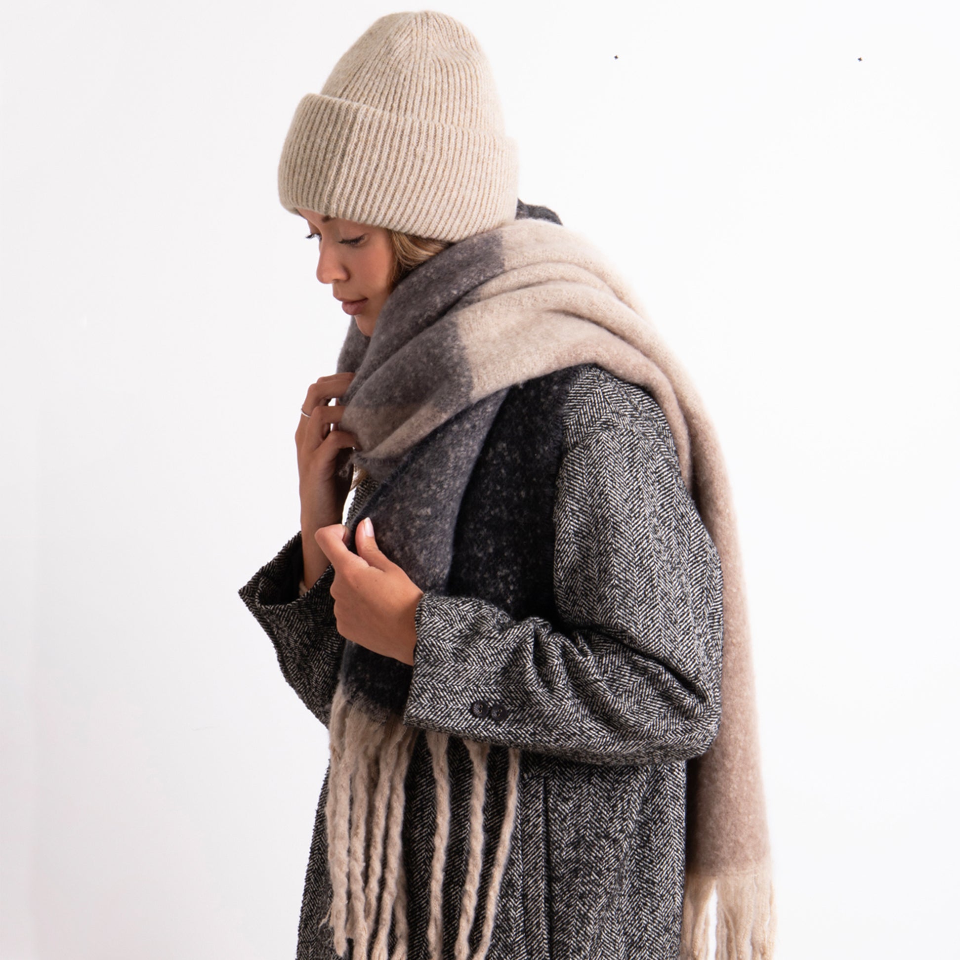 Totes Toasties CHUNKY WOVEN BLANKET SCARF & HAT GIFT SET Womens Oat side view model wearing scarf and beanie.