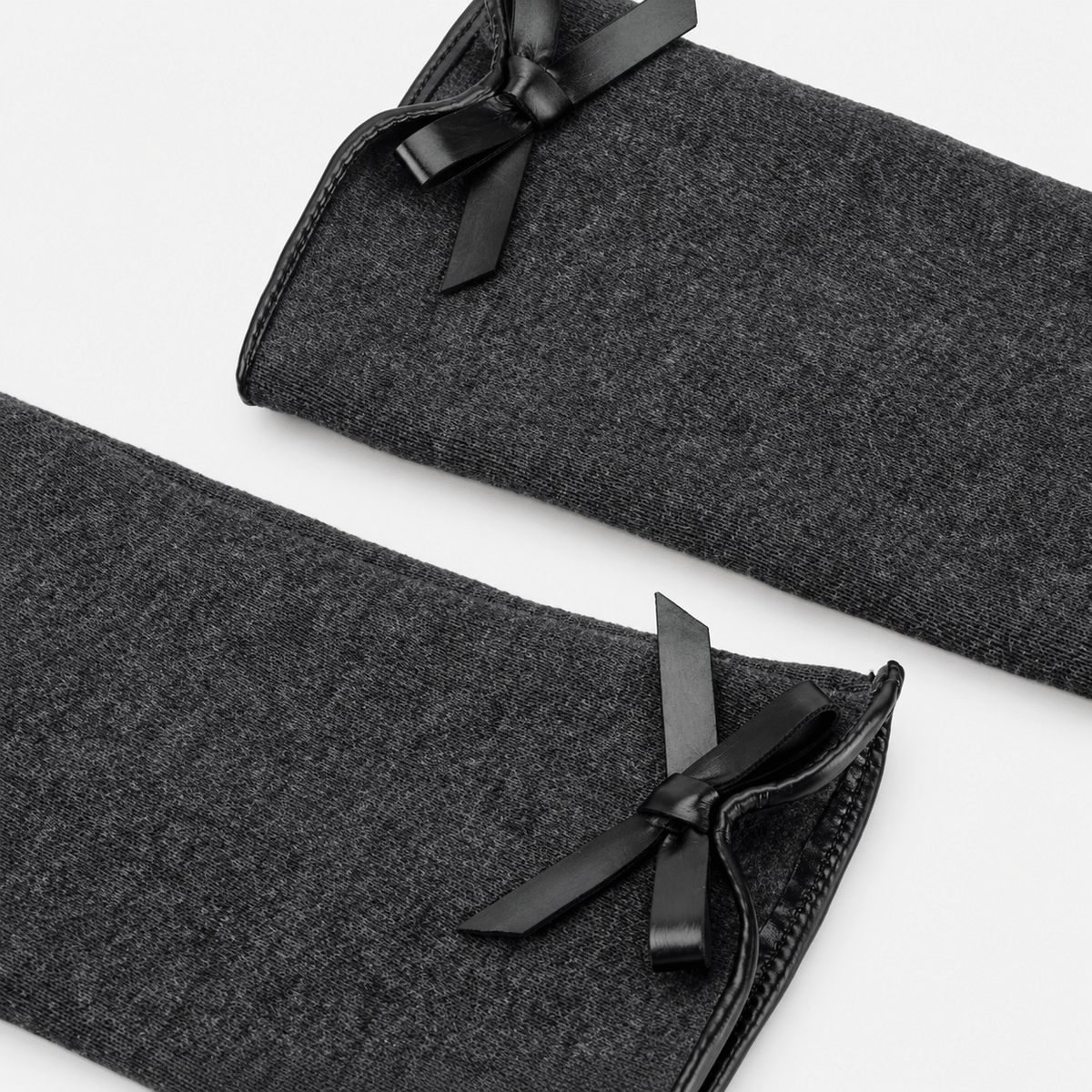 Totes Isotoner THERMAL GLOVE WITH BOW DETAIL Womens Touchscreen Gloves Grey close-up showing elegant bow detail.