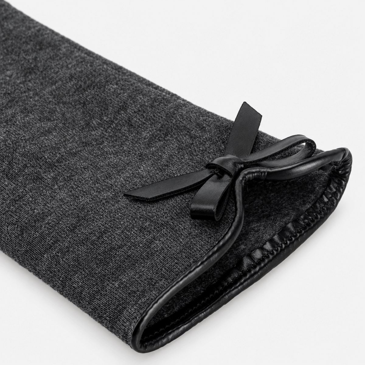 Totes Isotoner THERMAL GLOVE WITH BOW DETAIL Womens Touchscreen Gloves Grey close-up showing bow detail.