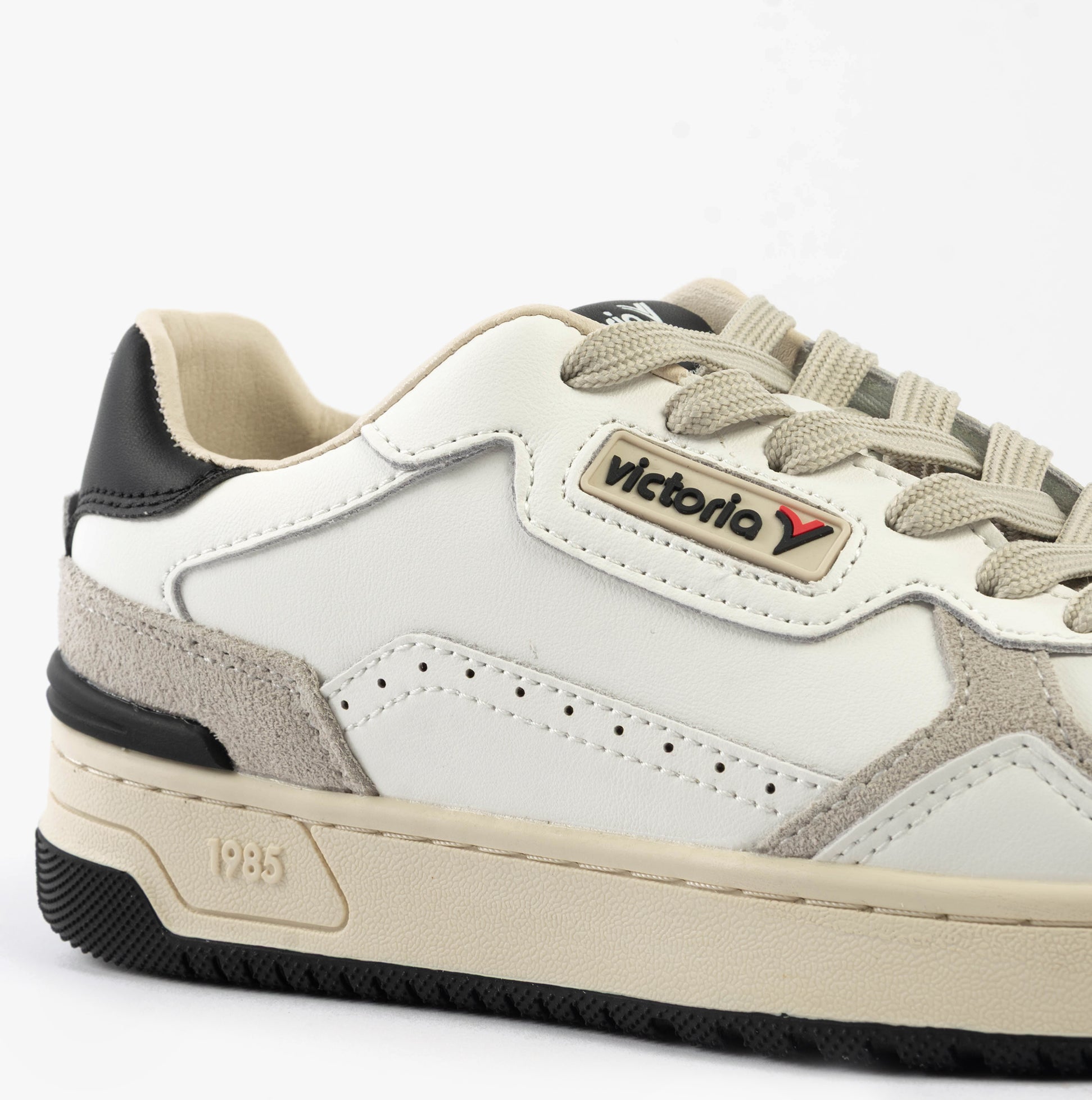 Victoria C80 Womens Trainers Negro detail view, featuring leather and suede upper with lace-up closure.