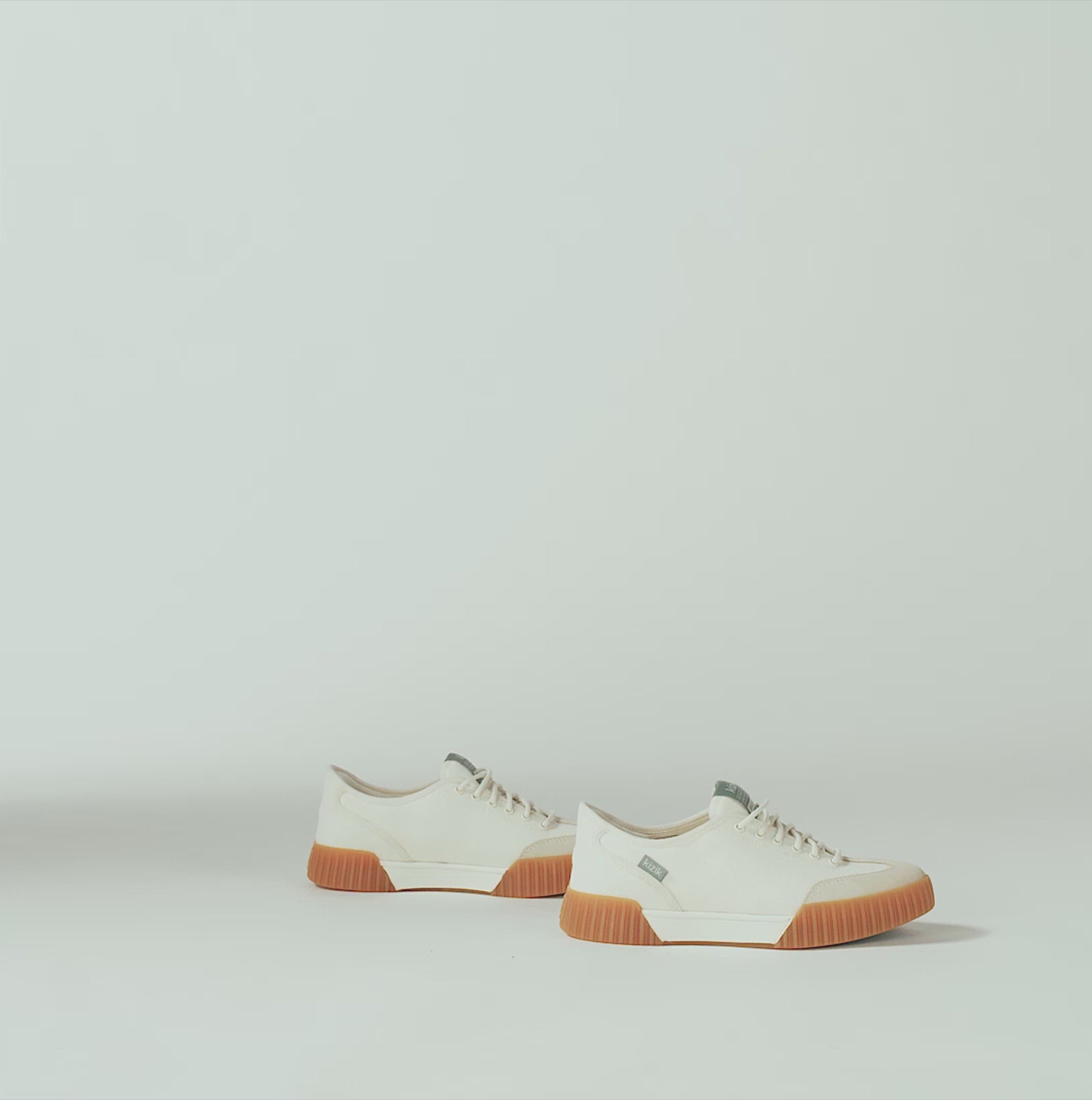 Kizik BROOKLYN Womens Trainers Pristine side view, casual canvas trainers with rubber sole in light color.